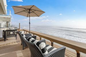 Alquiler Vacacional - Unbeatable Beachfront Bliss w/ Ocean Views, Luxe Interiors & Patio Beach Road