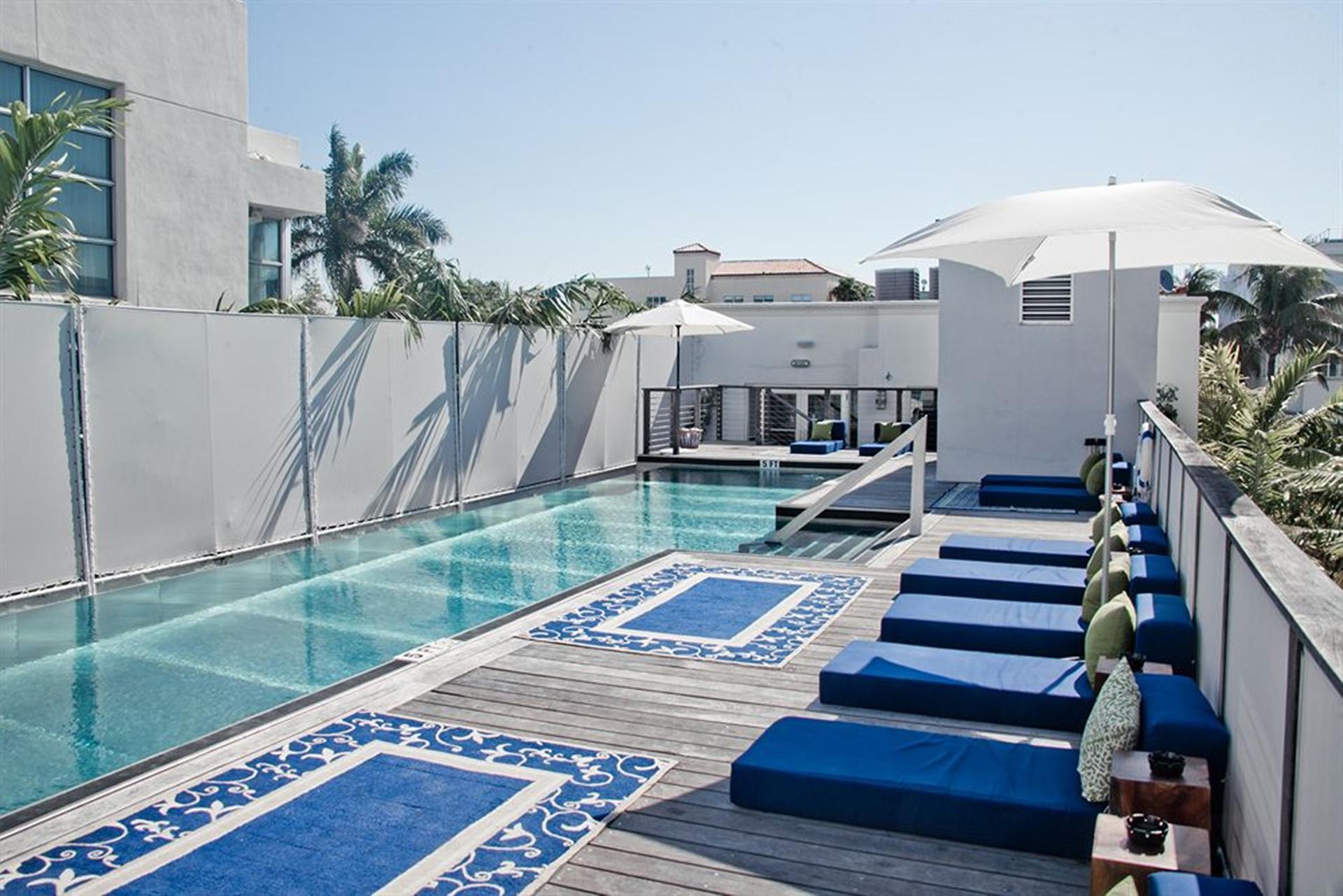 Varios Posh South Beach Hostel