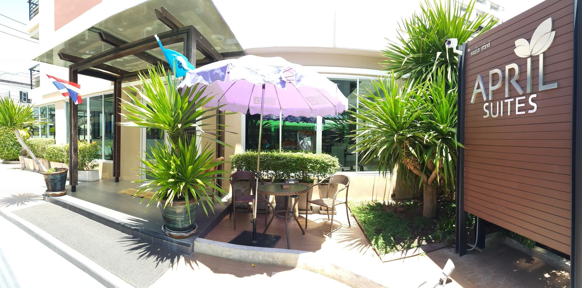 Vista Exterior April Suites