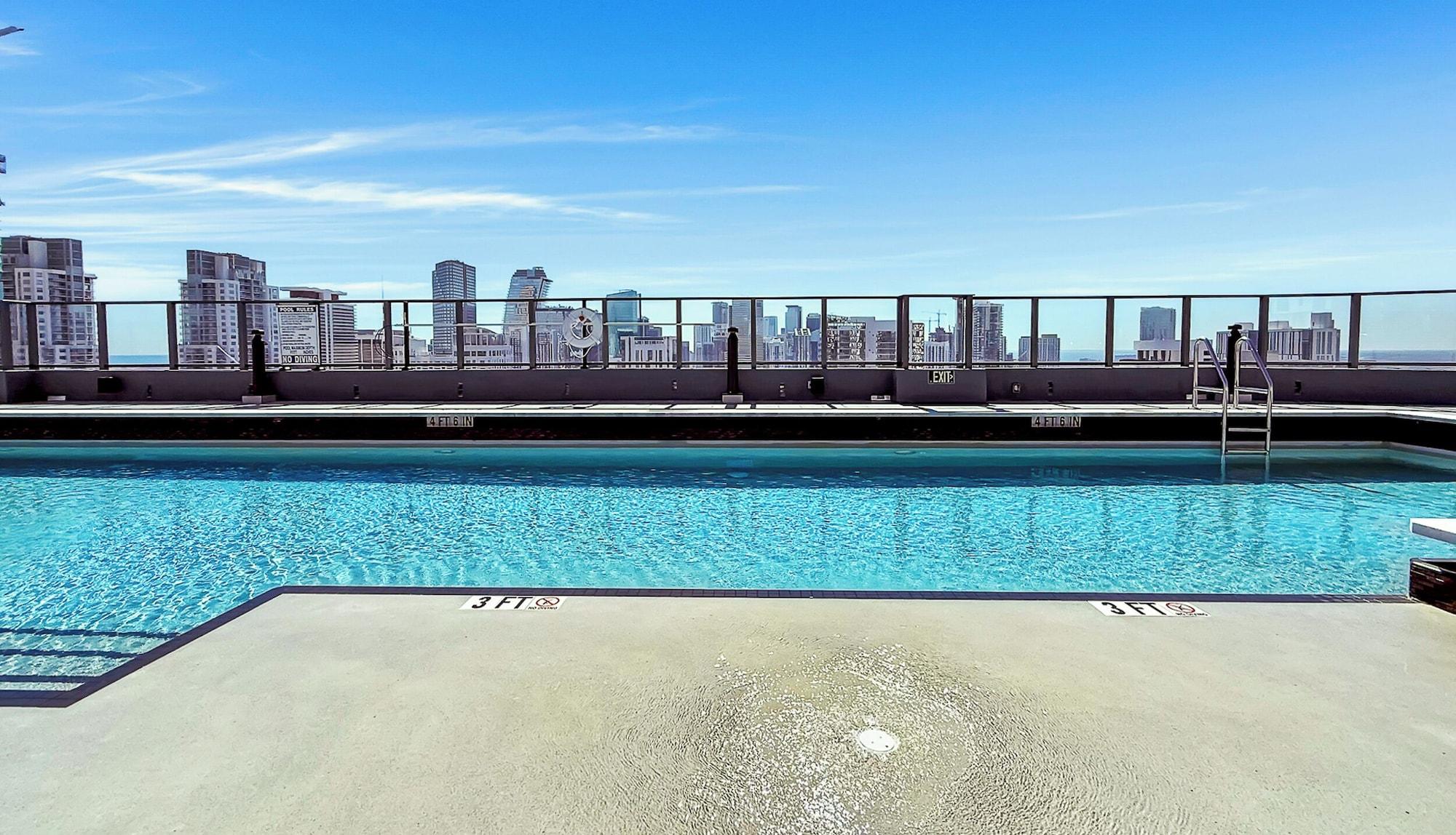 Vista Piscina Miami Central Suites