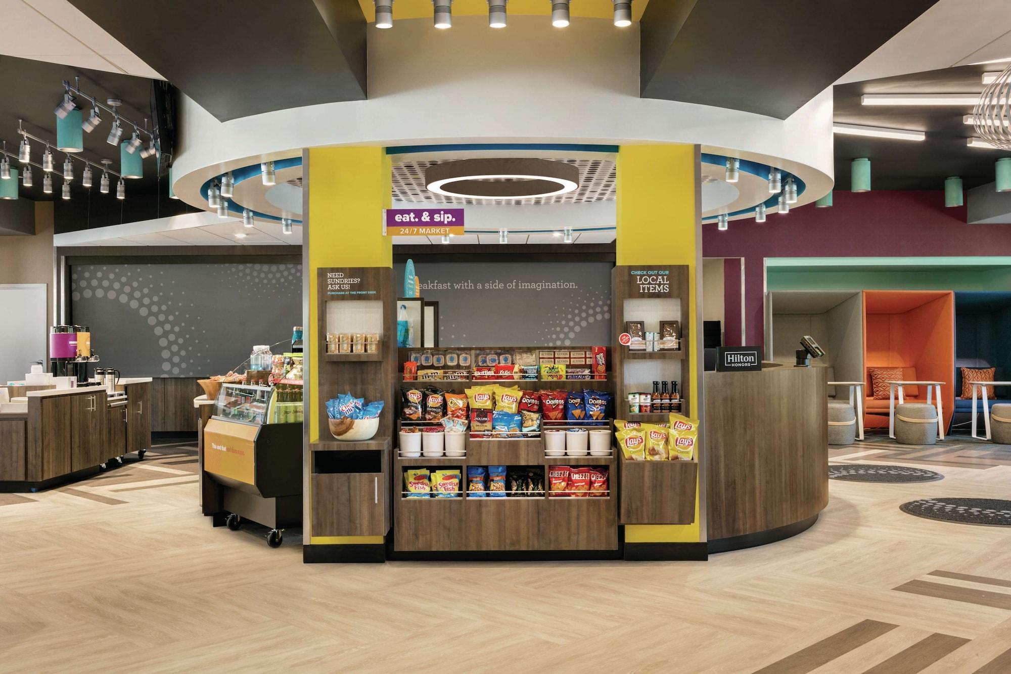 Bar/Salón Tru by Hilton Charlotte Ayrsley