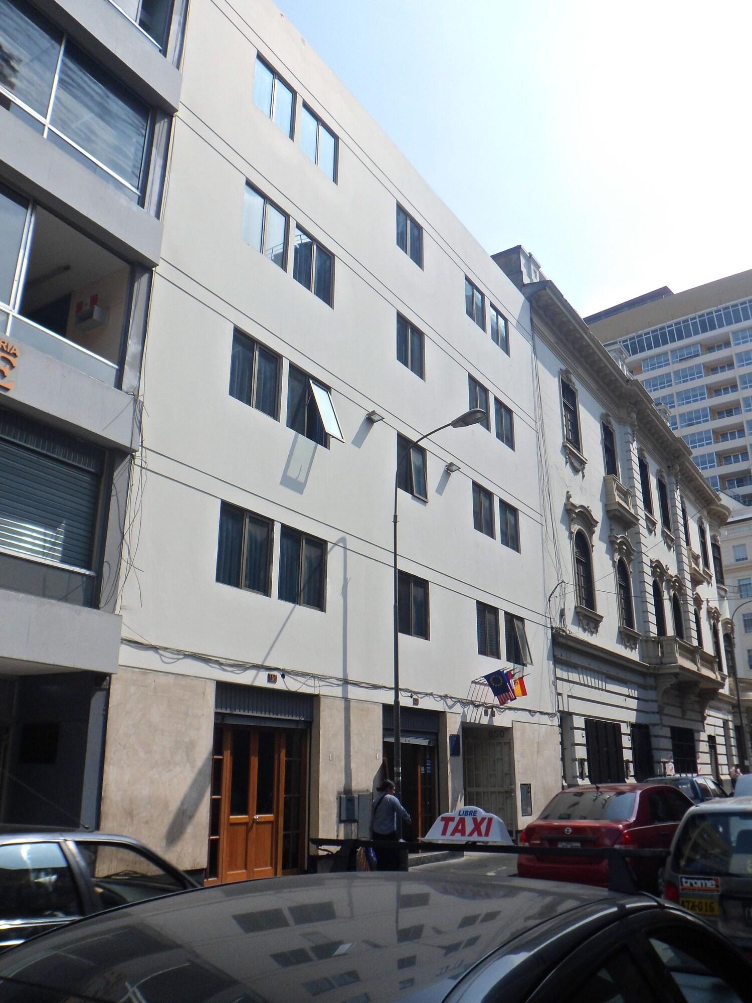 Vista Exterior Hotel Paris Lima