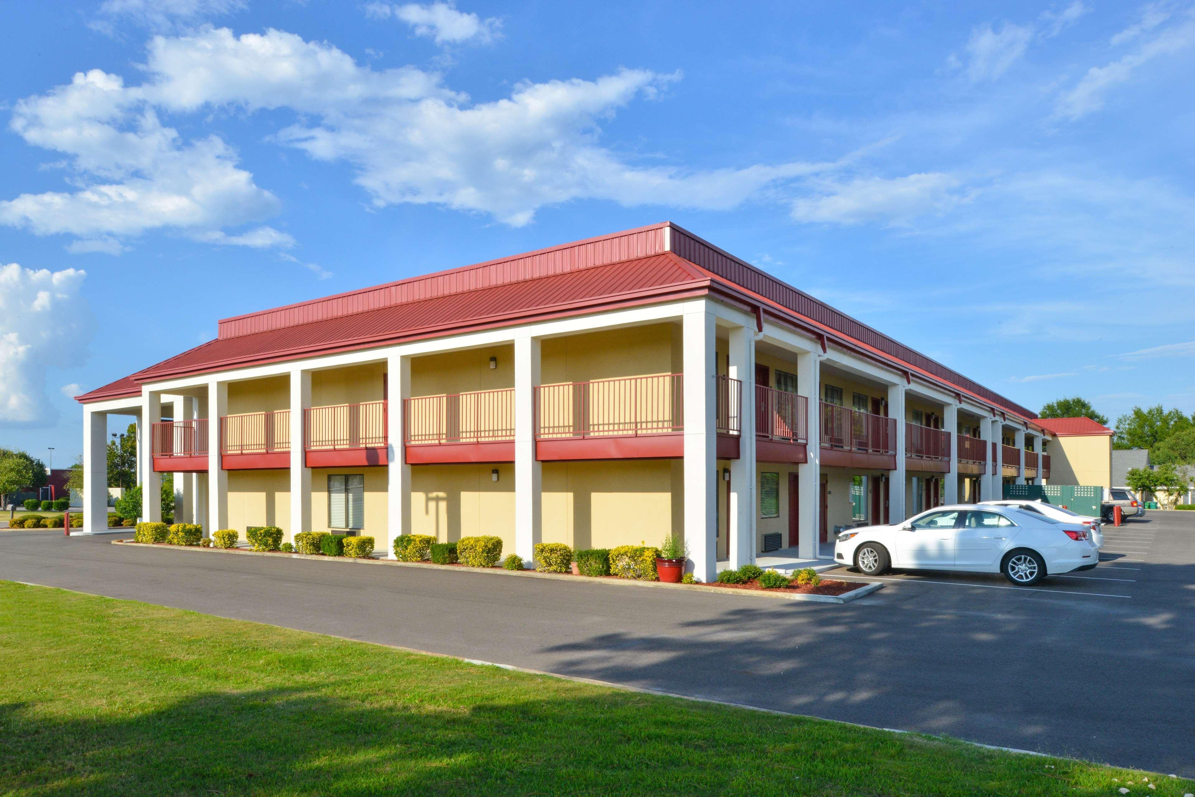 Vista Exterior Americas Best Value Inn Tupelo Barnes Crossing
