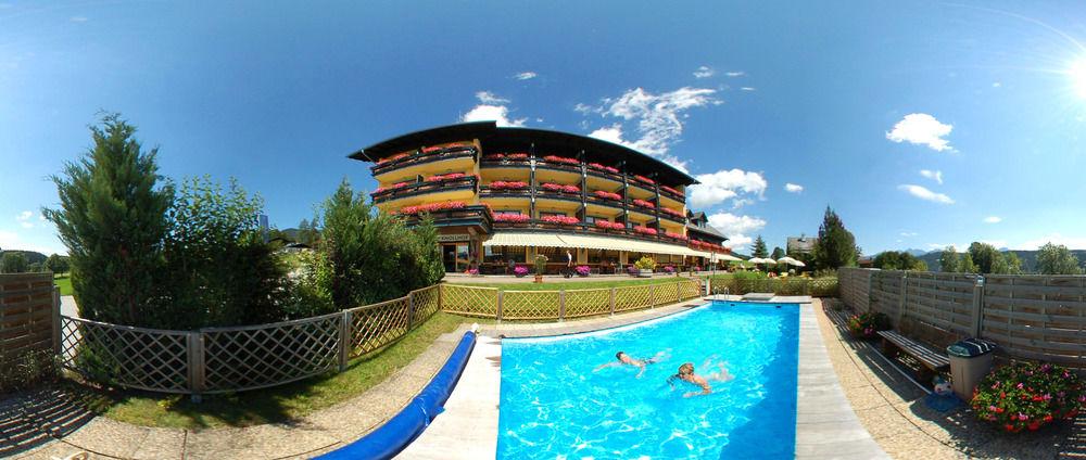 Vista da piscina Ferienhotel Knollhof