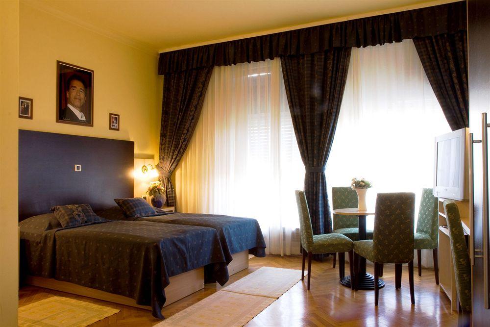 Varios The Movie Hotel