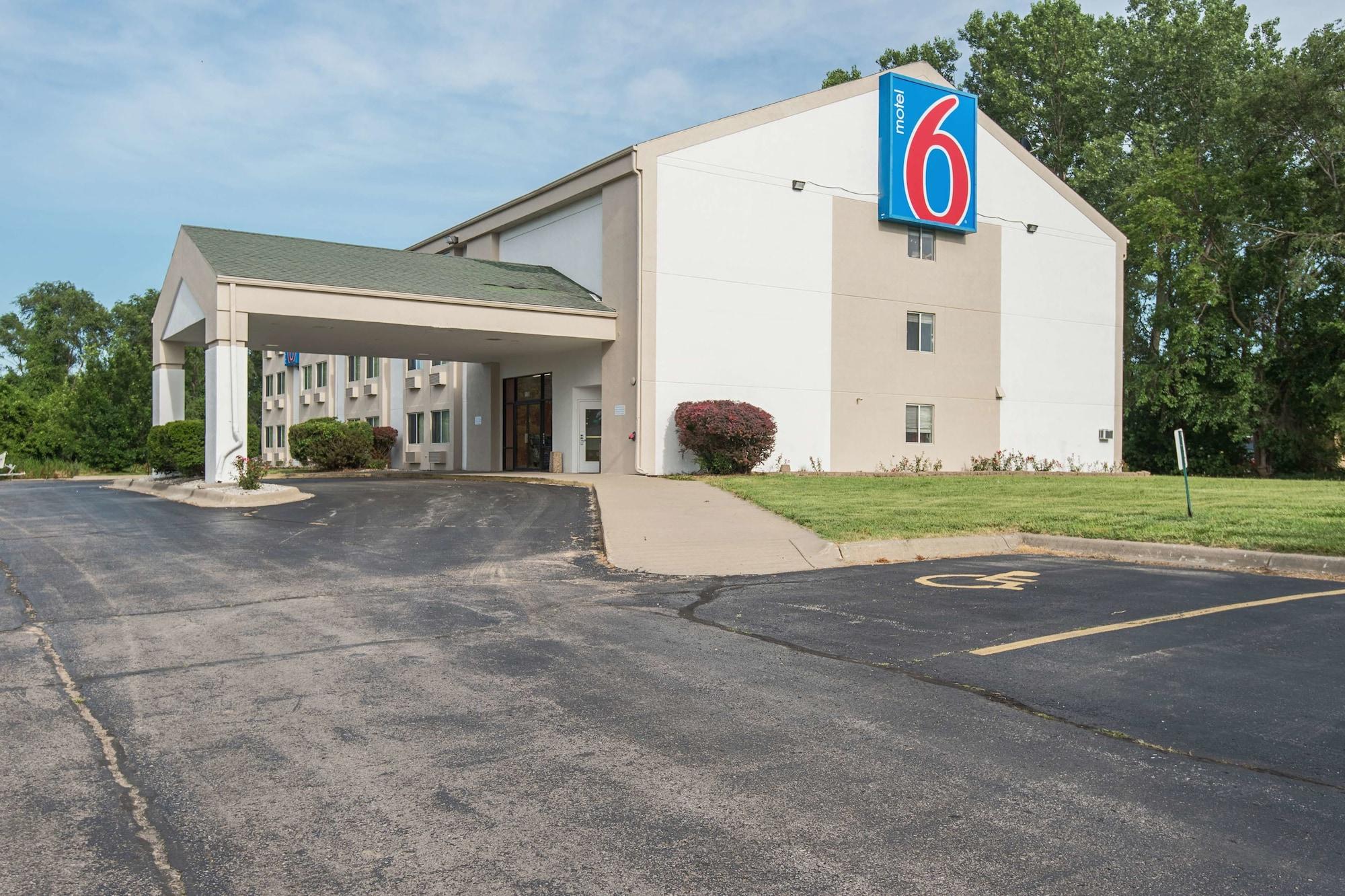 Vista Exterior Motel 6 Lawrence, KS