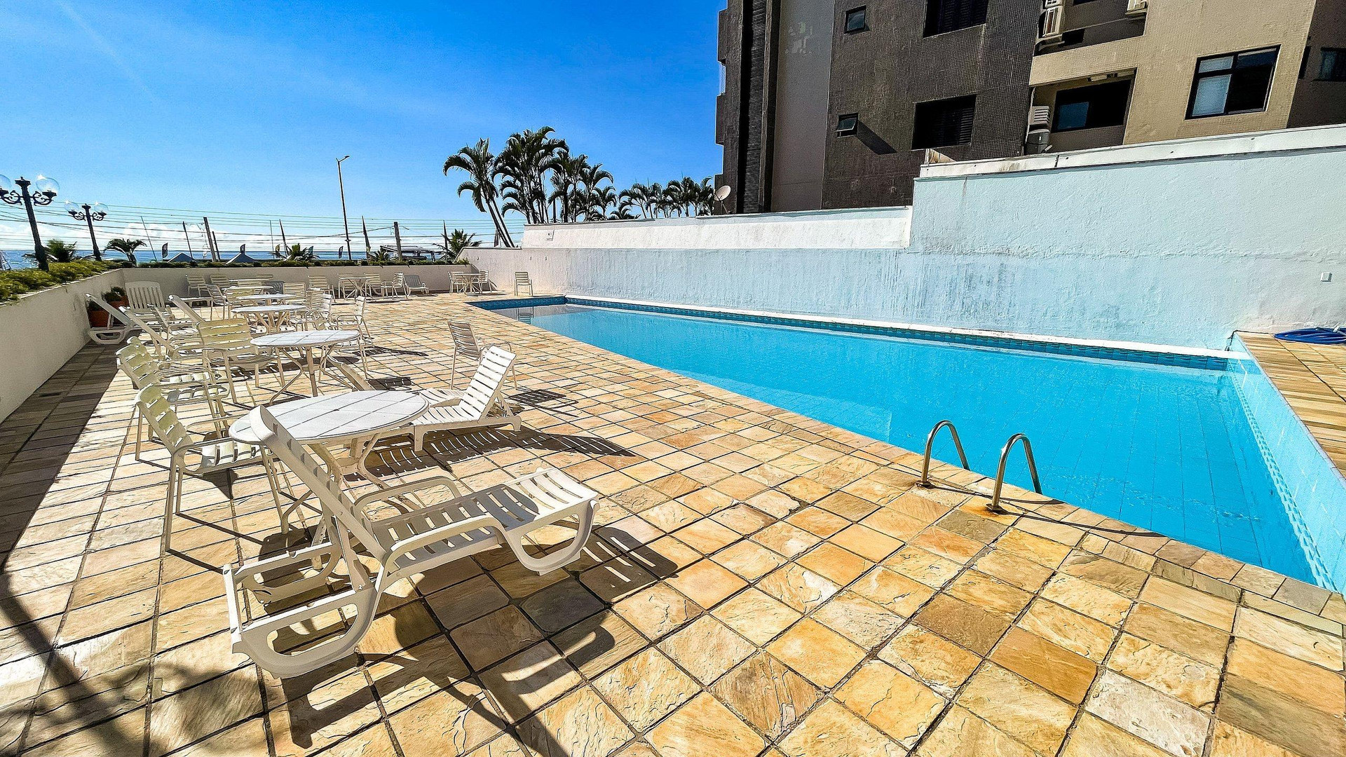 Vista Piscina Condomínio Encantador Frente Mar e com Piscina