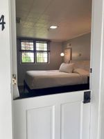 Alojamiento - Six miles from Lake Erie Ferries,  Pet Friendly Private Room with Bath
