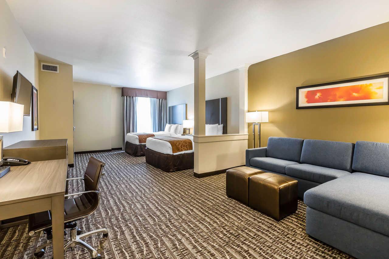 Restaurant Comfort Suites Near Sam Houston Race Park