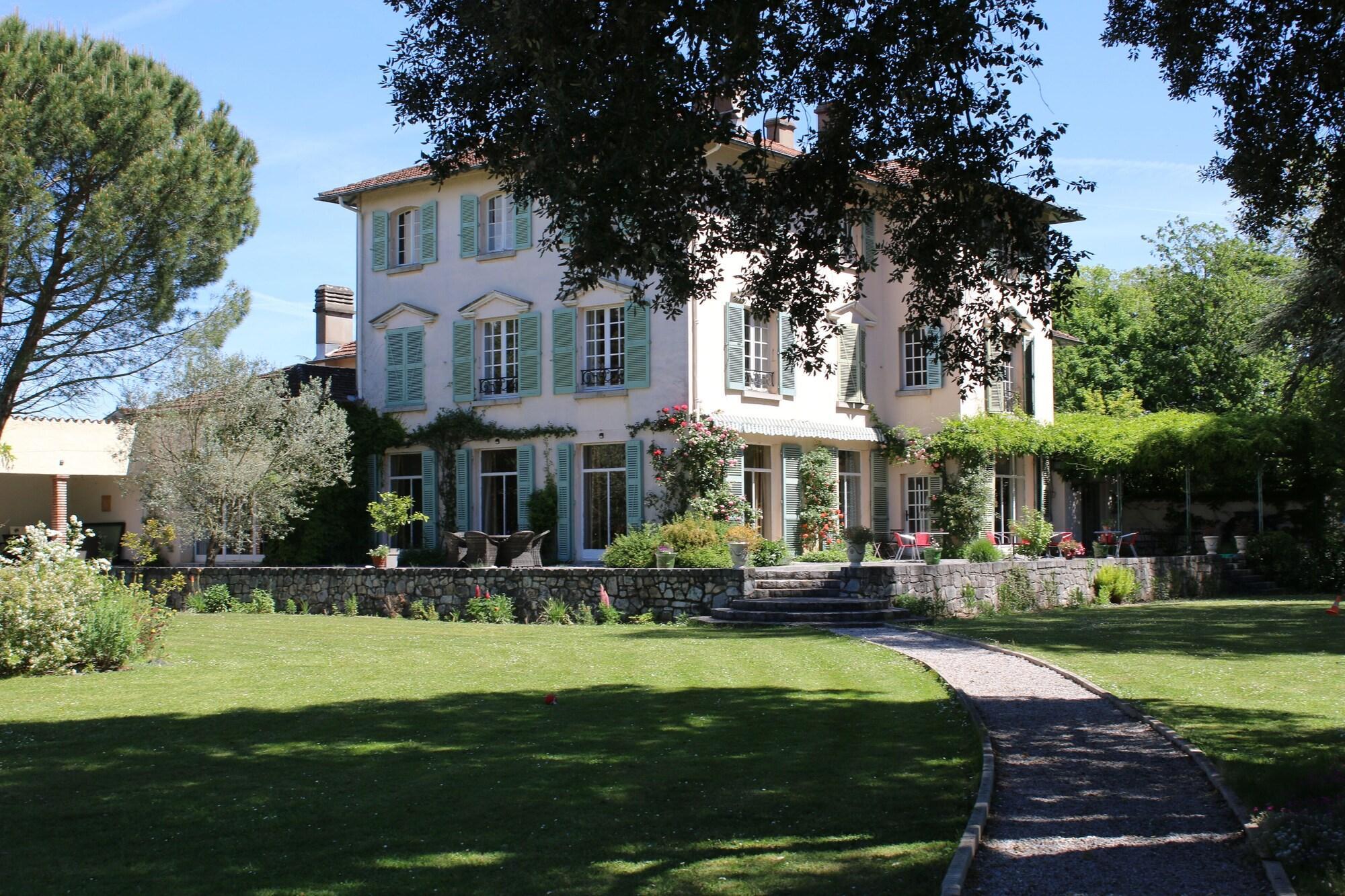 Vista Exterior Guest Room Le Parc