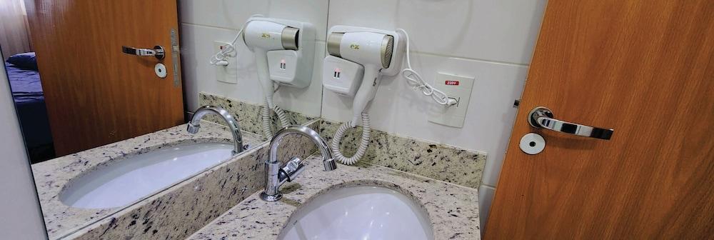Equipamiento de Habitación Everest Flat Service - HotFérias