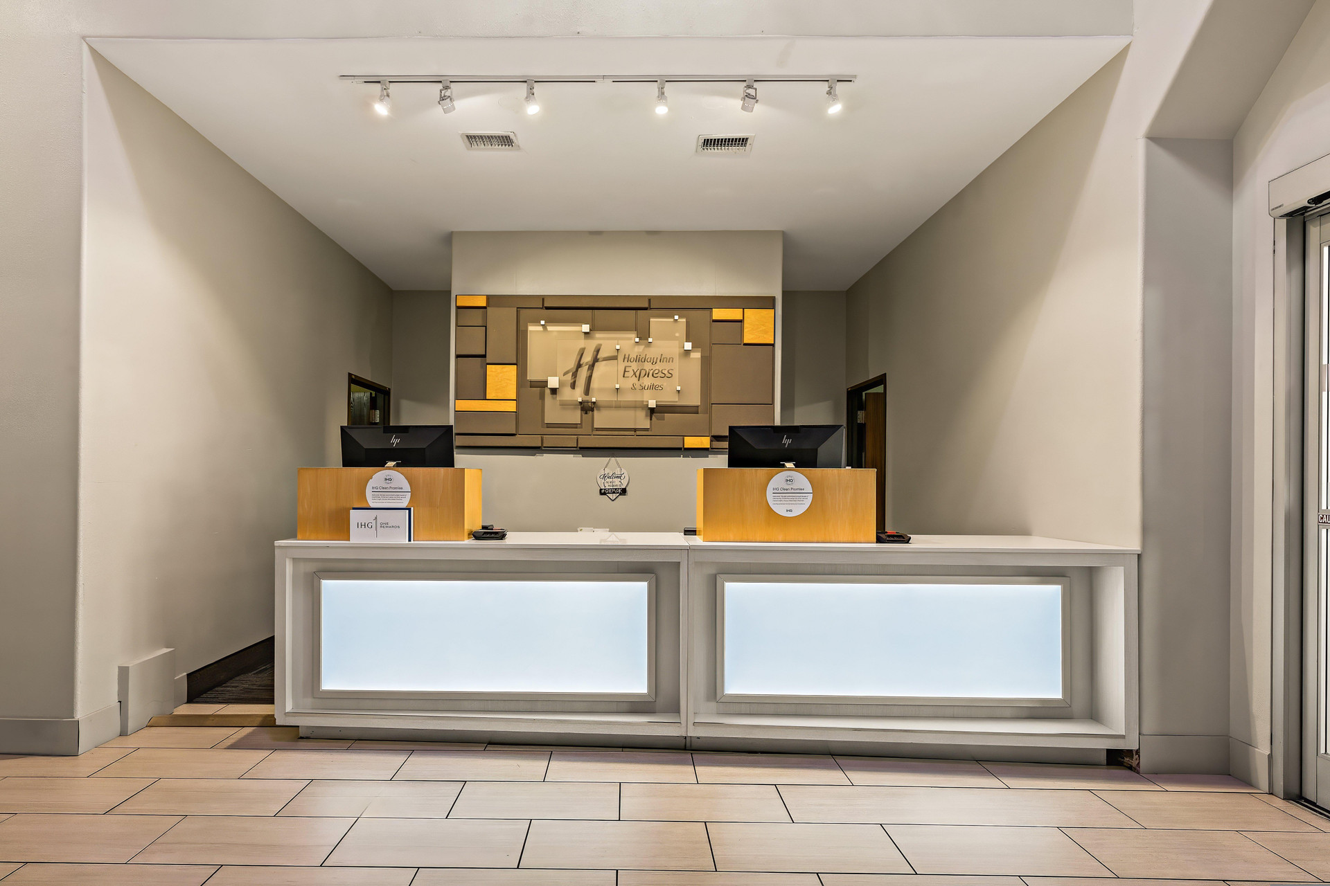 Vista Lobby Holiday Inn Express Hotel & Suites Okmulgee by IHG