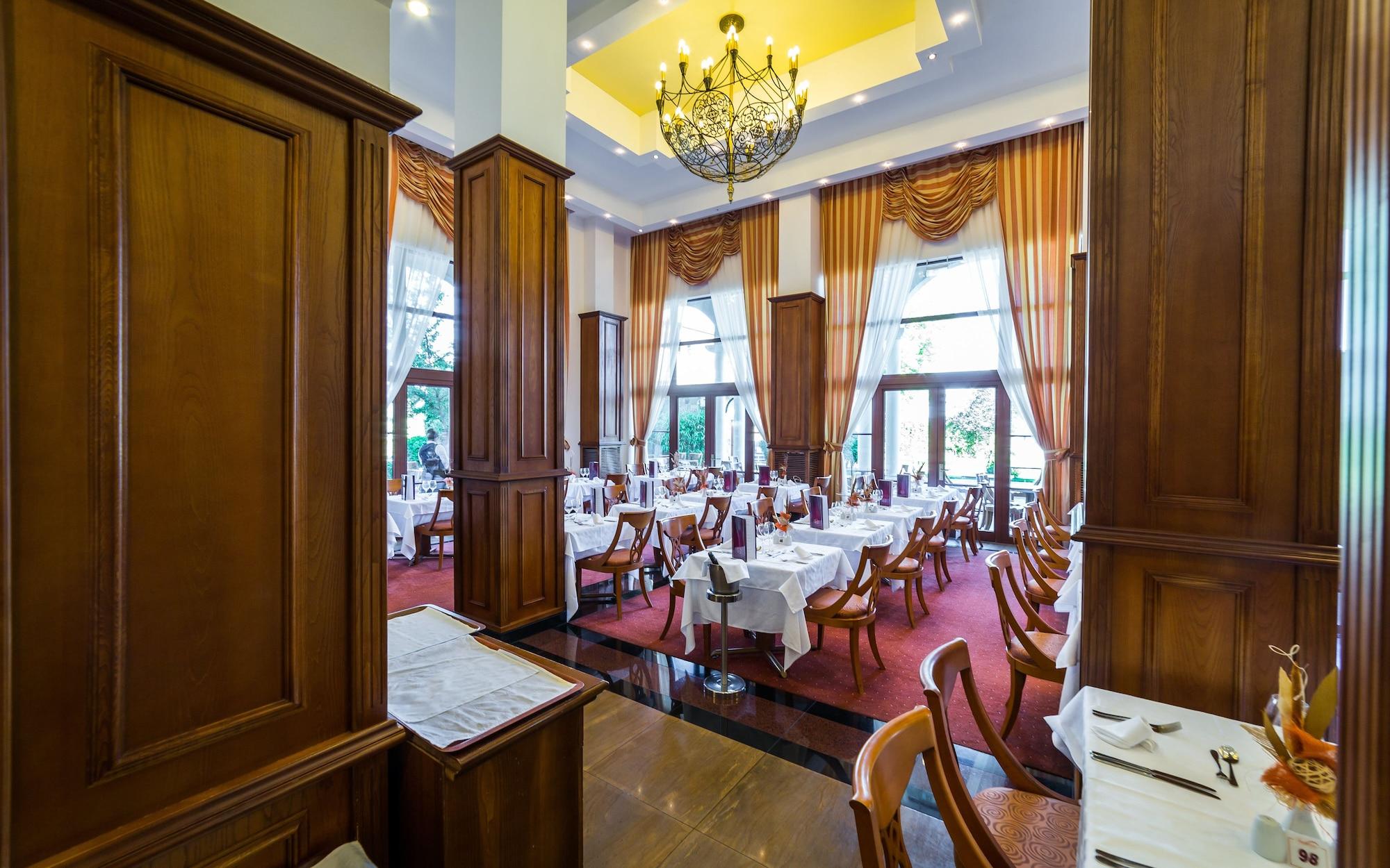 Restaurant Helena Sands Hotel