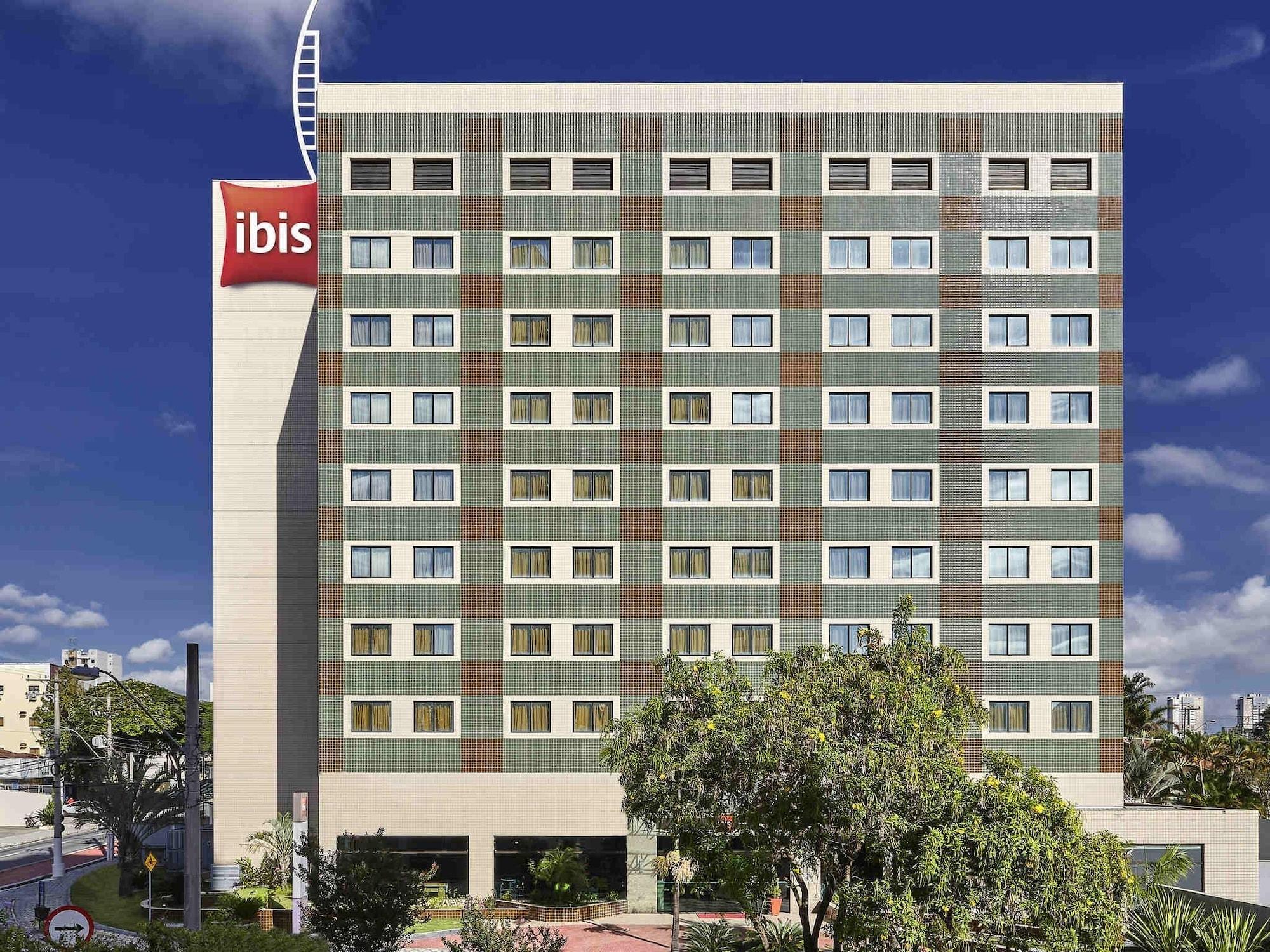 Vista Exterior ibis Taubate