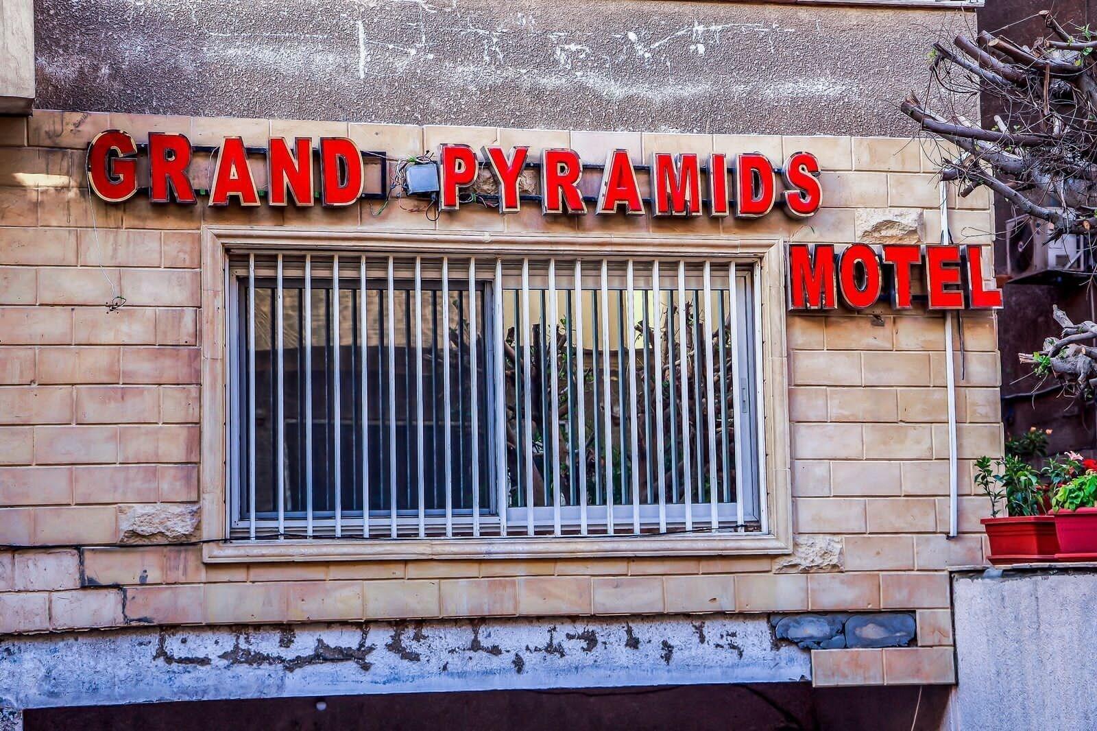 Varios Grand Pyramids Motel