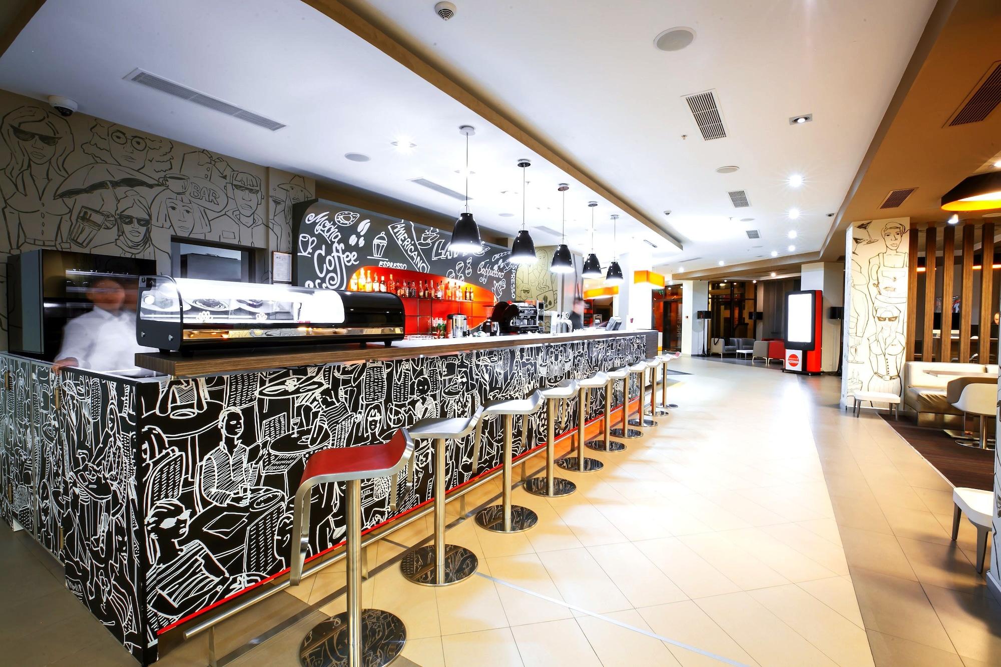 Bar/Salón ibis Astana