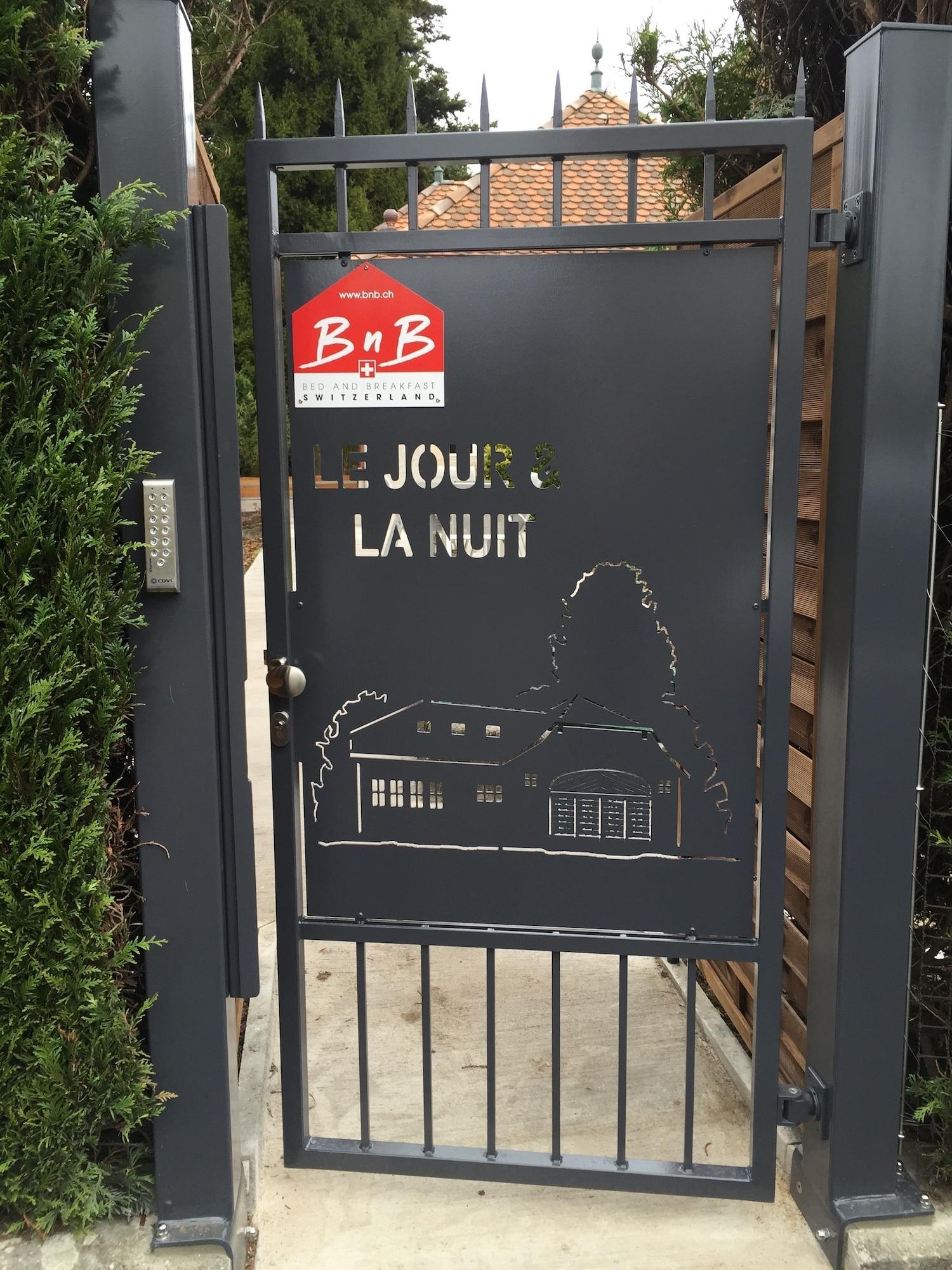 Vista Exterior Le jour et la nuit