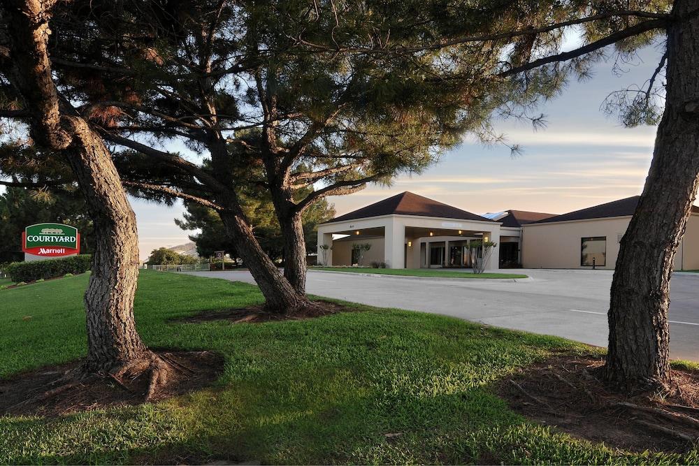 Vista Exterior Courtyard by Marriott Dallas Arlington/Entertainment Dist