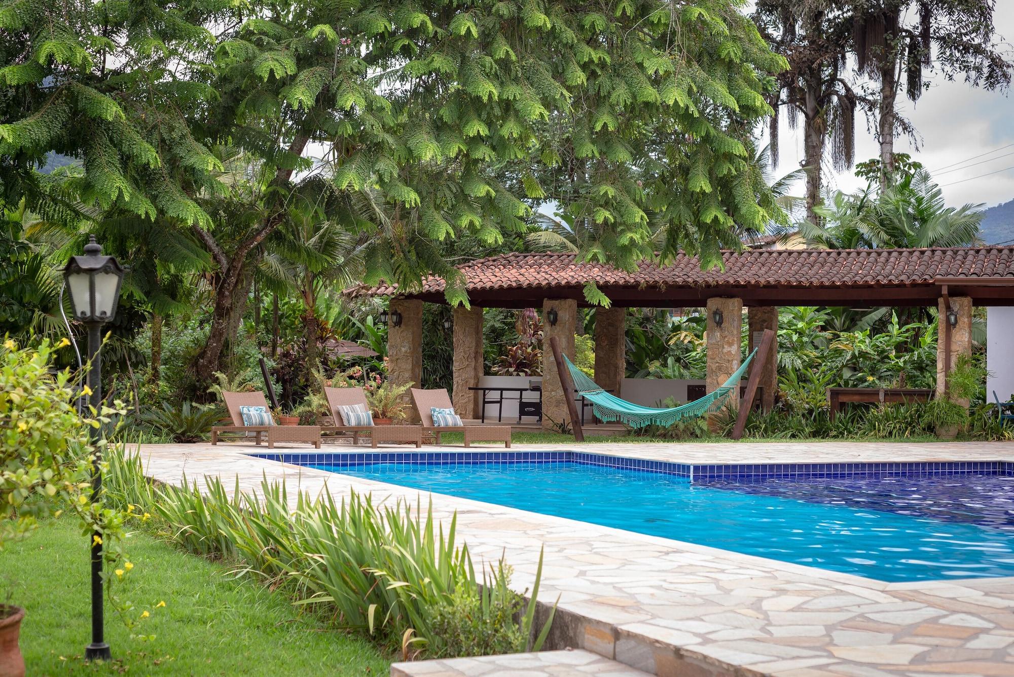 Vista da piscina Pousada Chácara Das Acácias