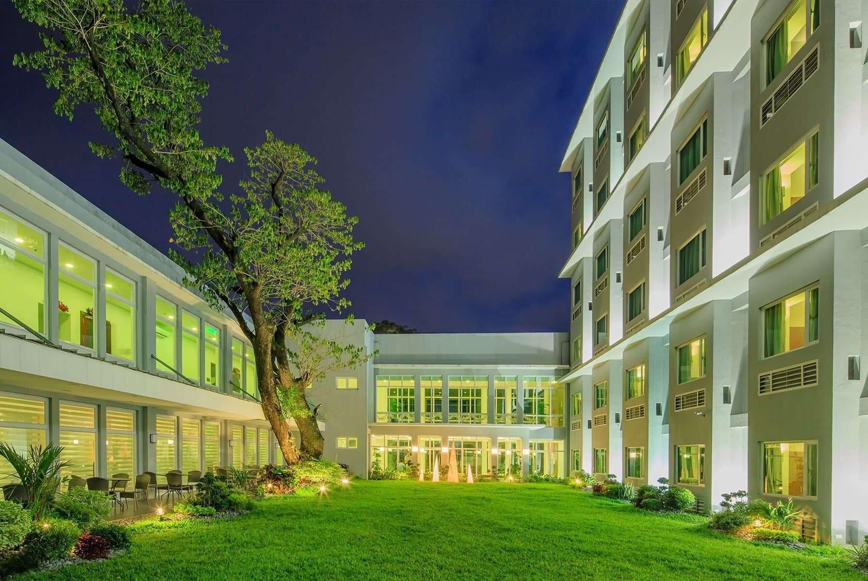 Vista Exterior Microtel by Wyndham UP Technohub