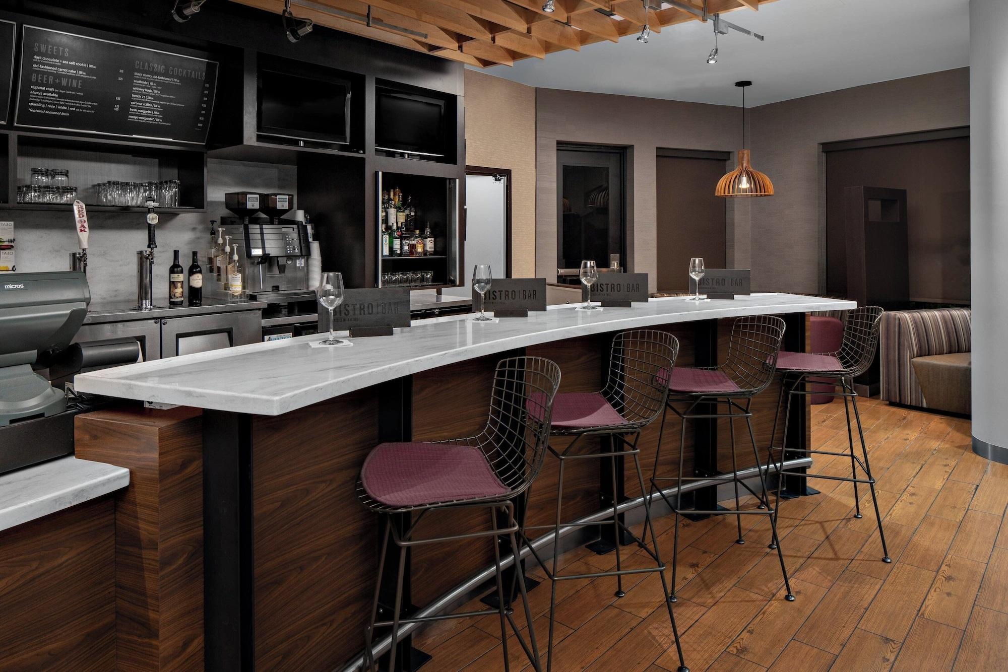Bar/Salón Courtyard by Marriott Raleigh North/Triangle Town Center