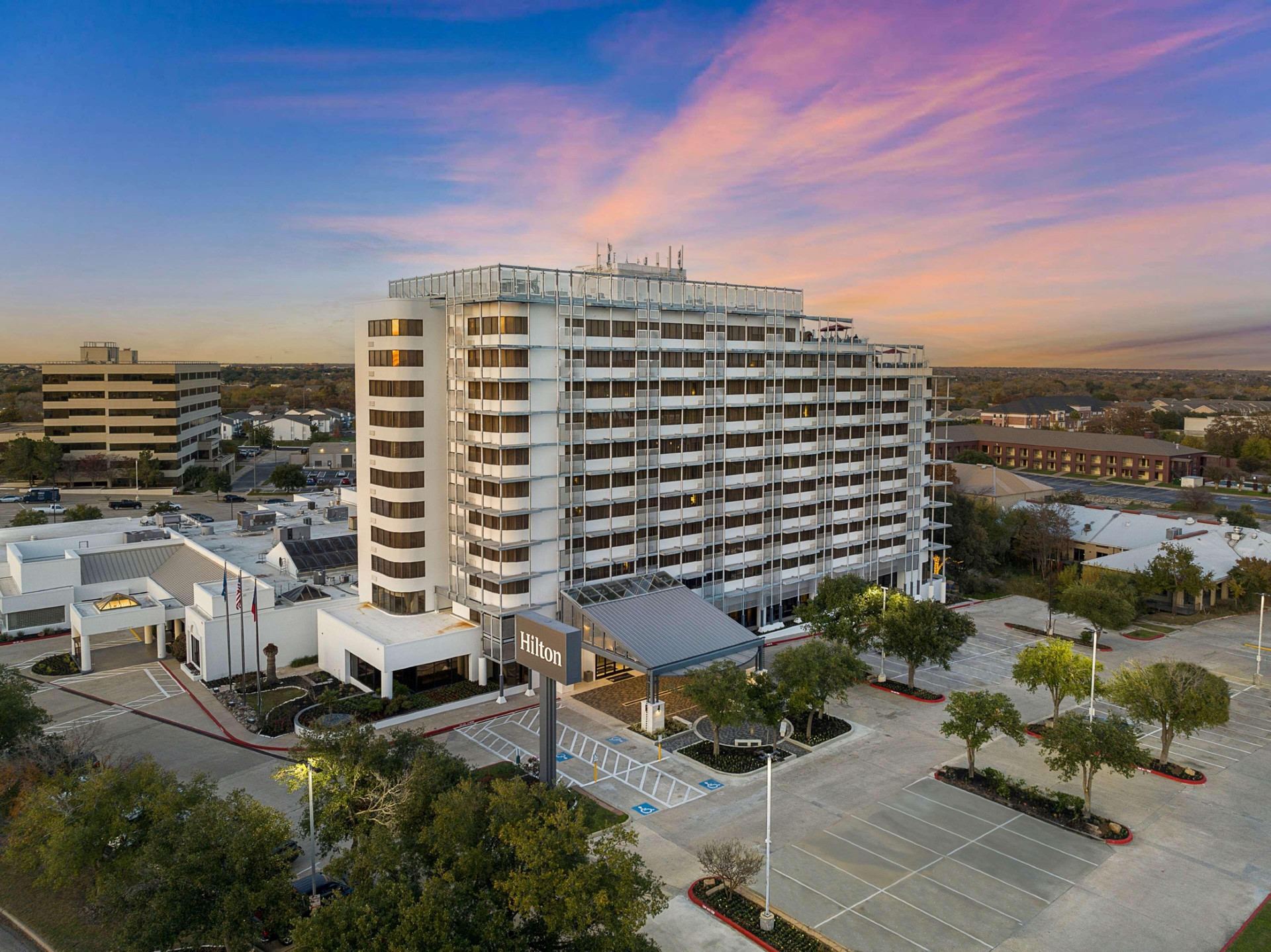 Vista Exterior Hilton College Station & Conference Center