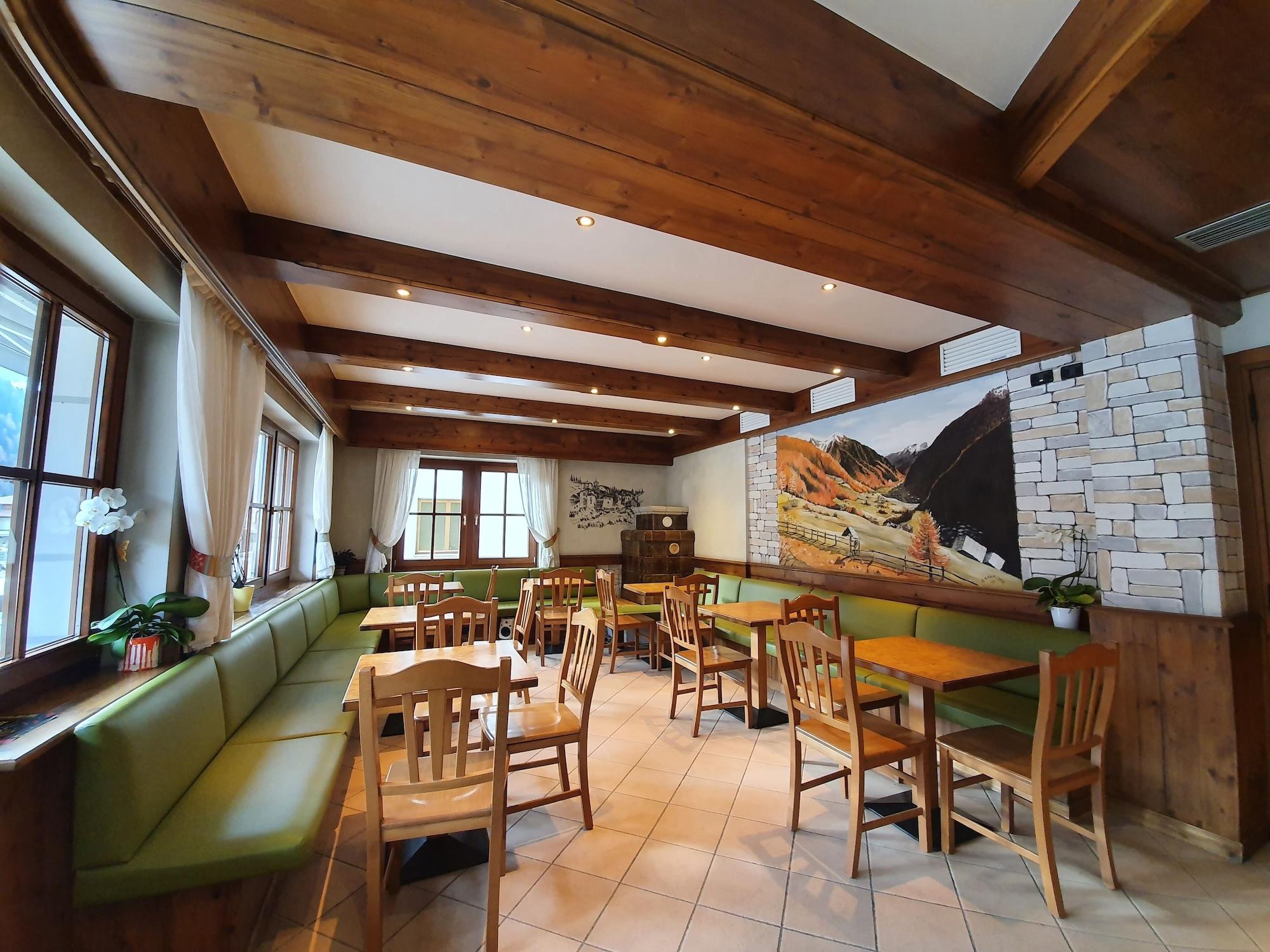 Bar/Salón Hotel Pezzotti