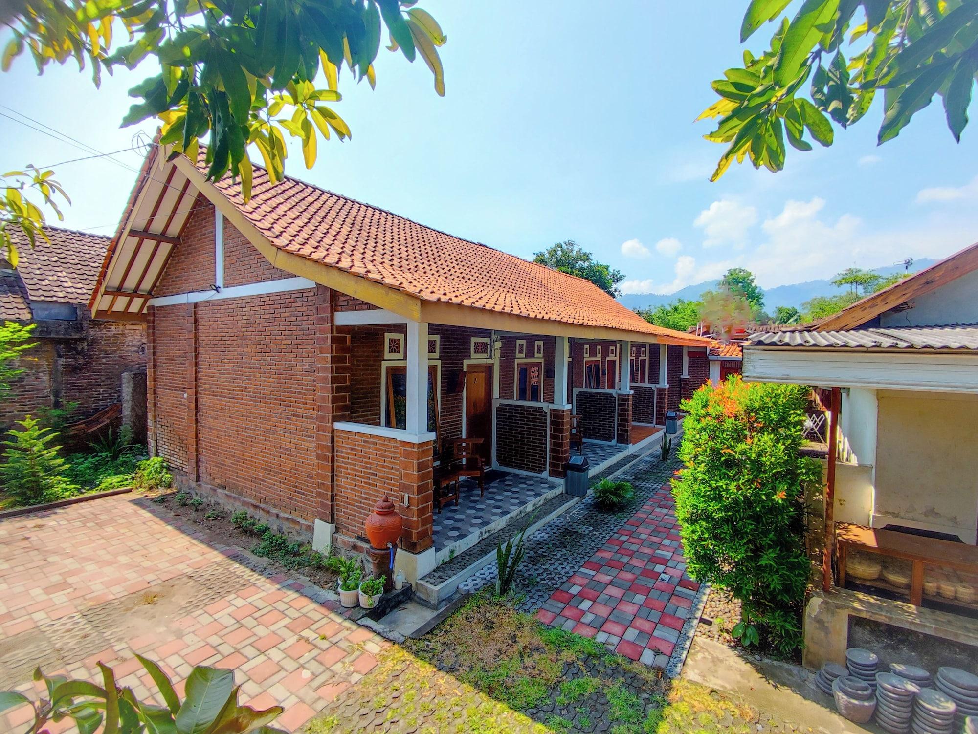 Vista Exterior Genthong Homestay - Hostel