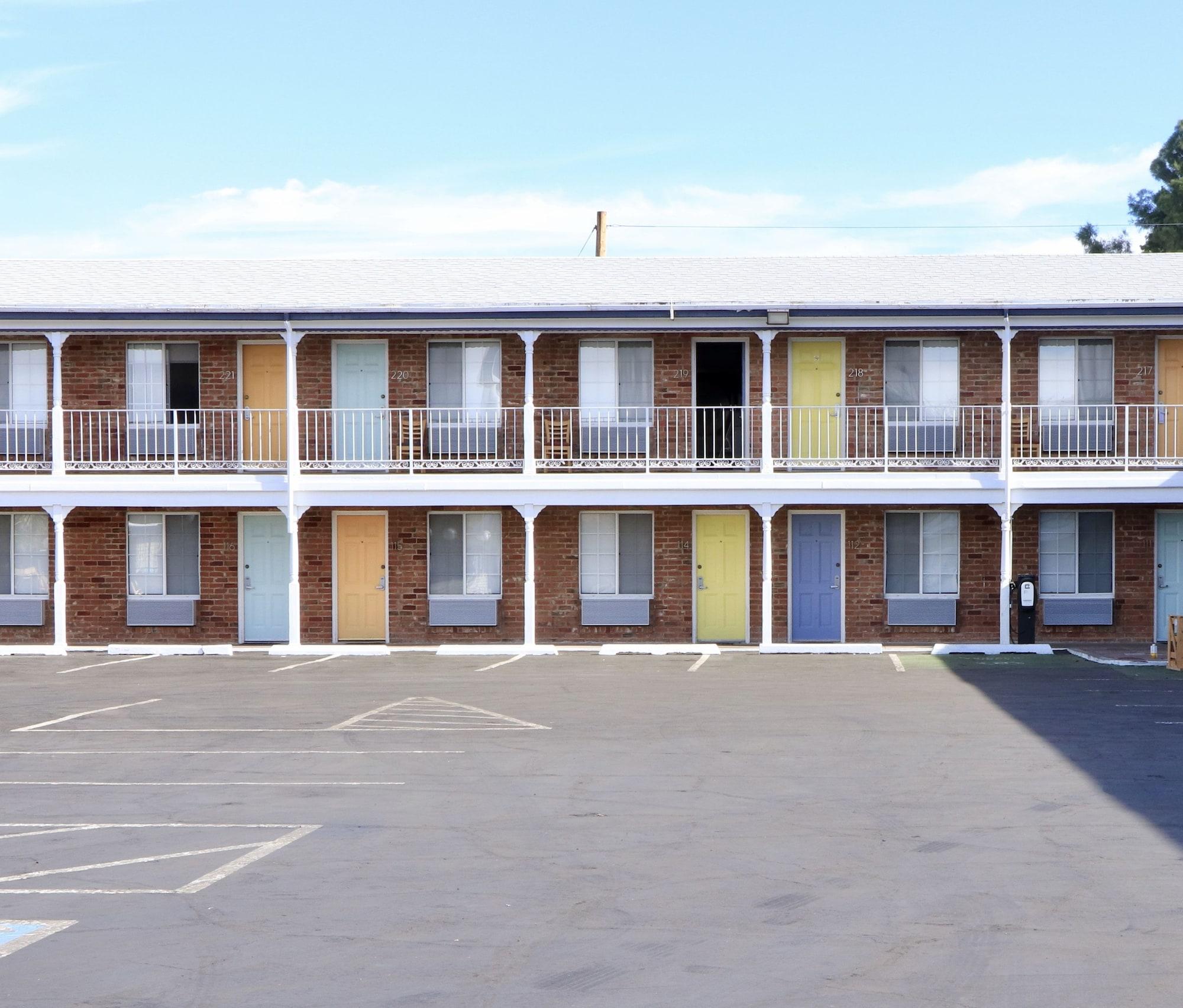 Vista Exterior University Inn