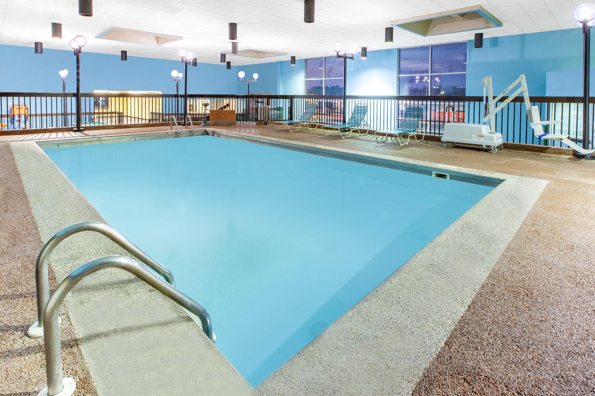 Vista Piscina Days Inn & Suites Grand Rapids Near Downtown