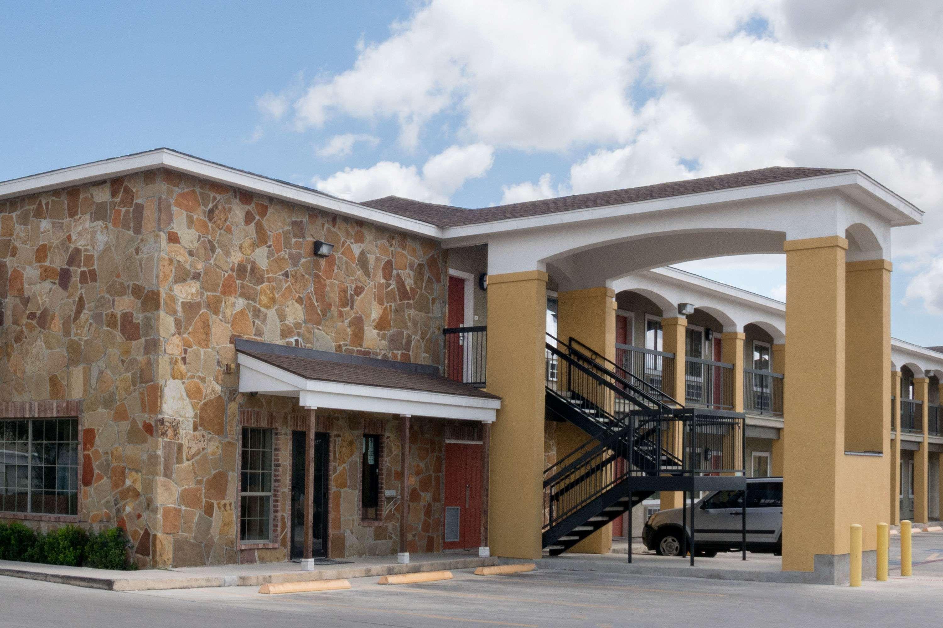 Vista Exterior Super 8 by Wyndham San Antonio Near Fort Sam Houston