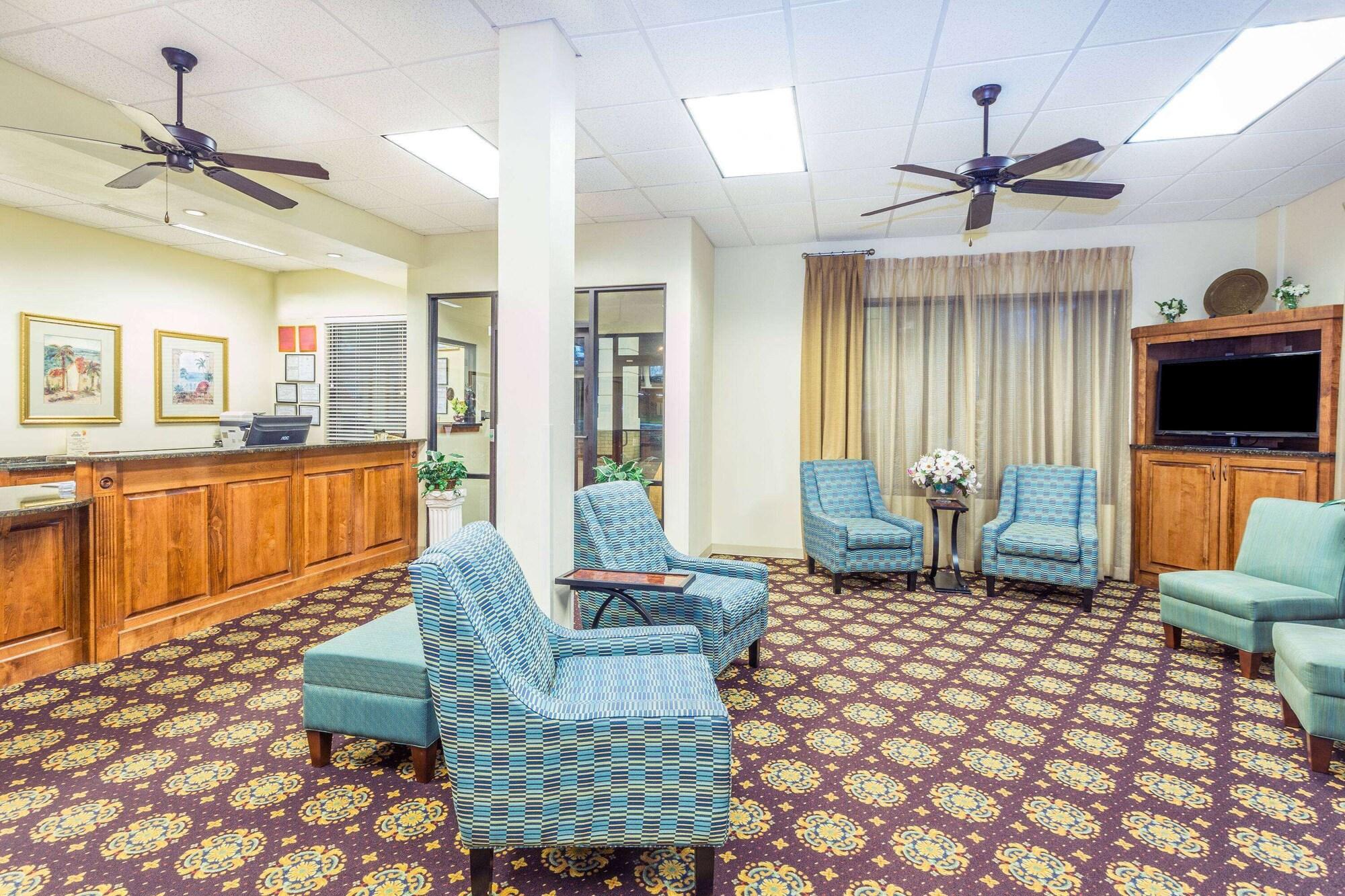 Vista Lobby Days Inn by Wyndham Valdosta/Near Valdosta Mall