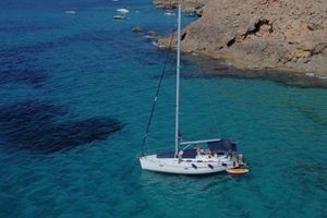 Actividad - Navega medio día en velero:bebidas, comida y baño en el Mediterraneo, desde Palma - Grupos reducidos