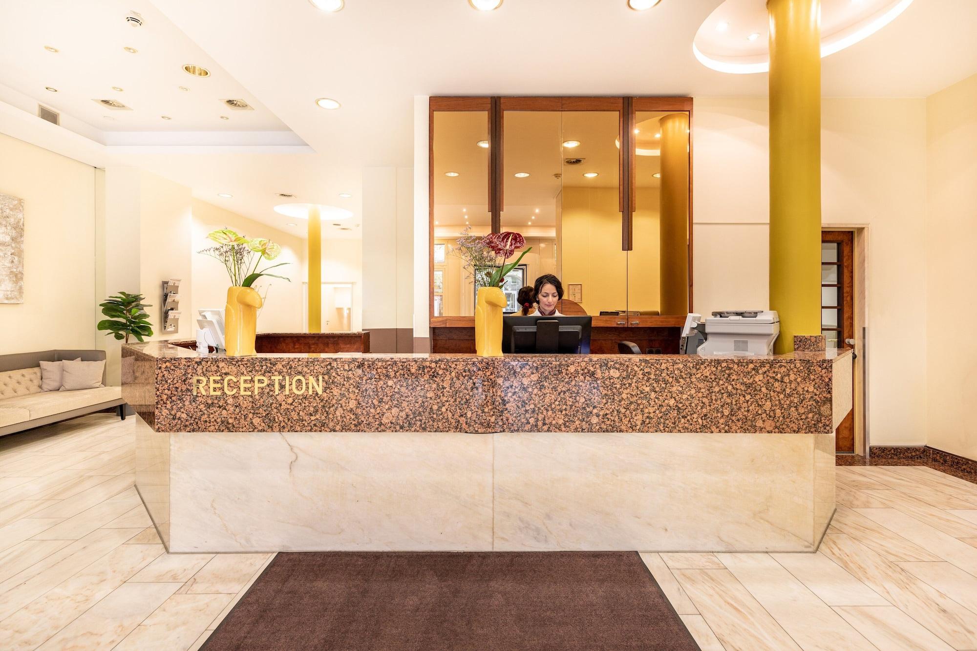 Vista Lobby Hotel Madison