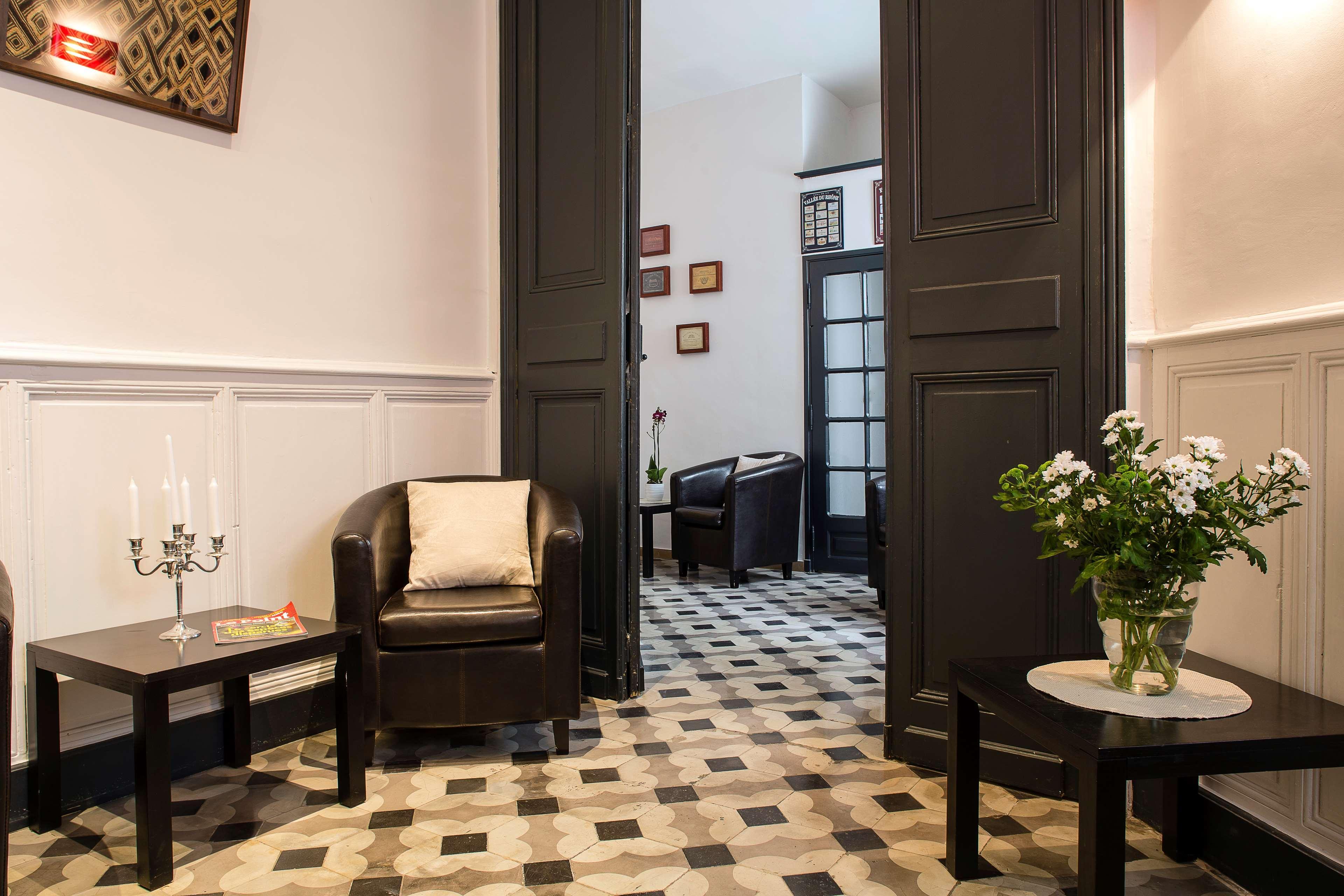 Vista Lobby Best Western Le Comtadin