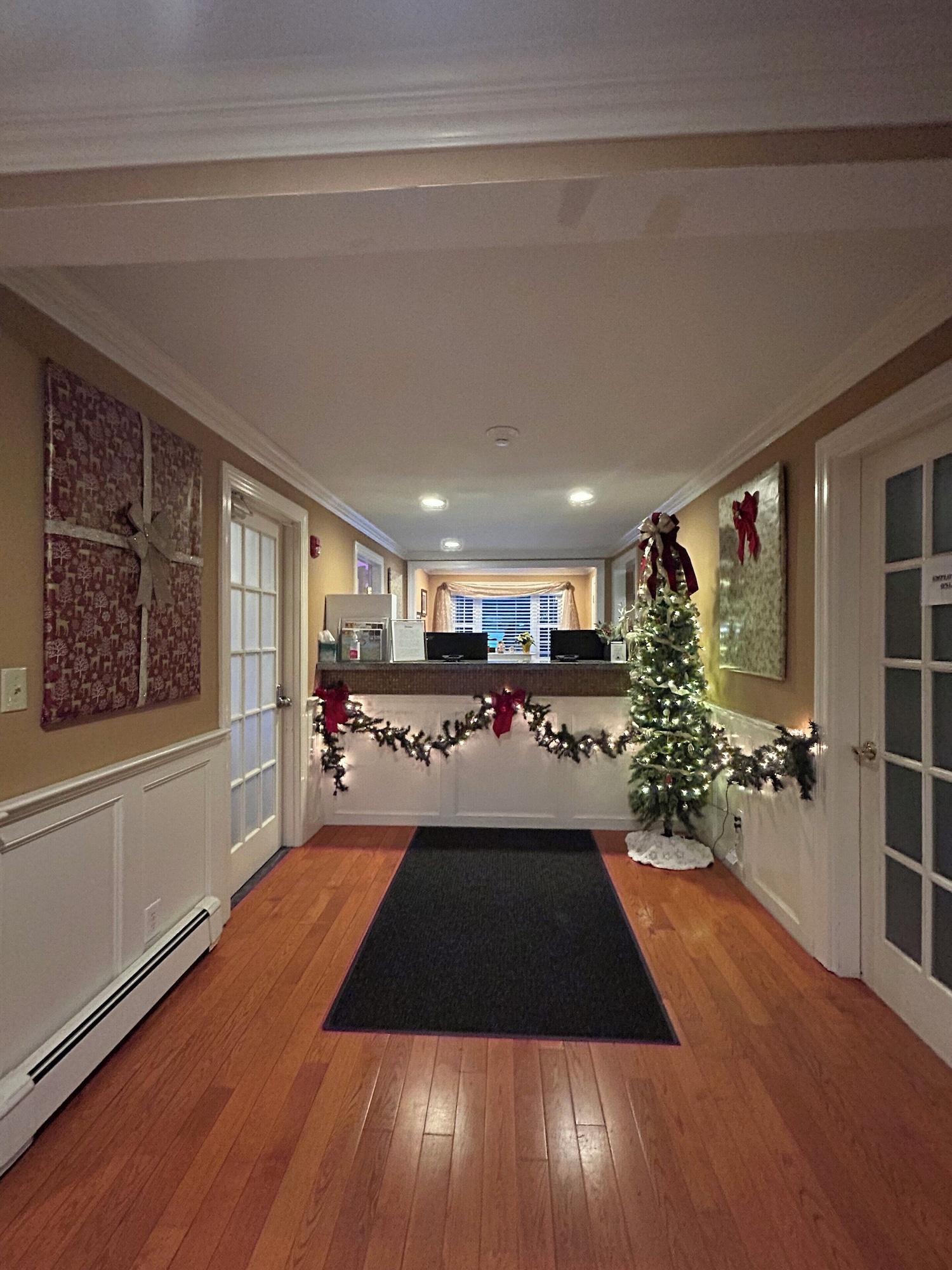 Vista Lobby Golden Gables Inn Dazzler Select by Wyndham