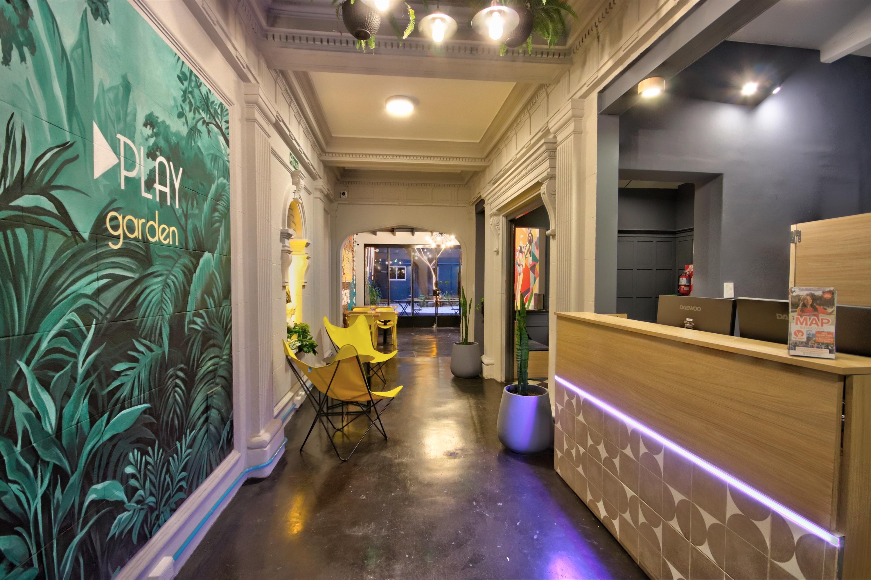 Vista Lobby Play Hostel Garden