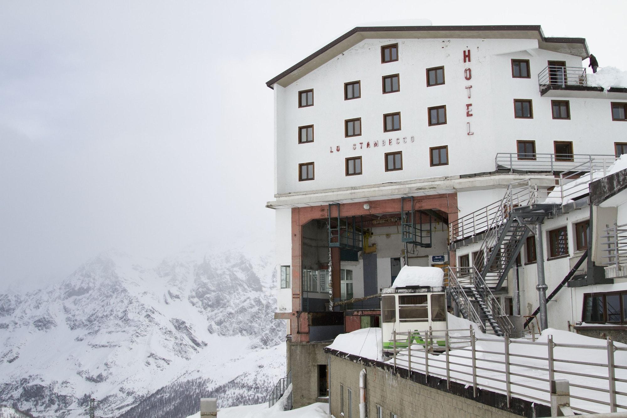 Vista Exterior Hotel Lo Stambecco