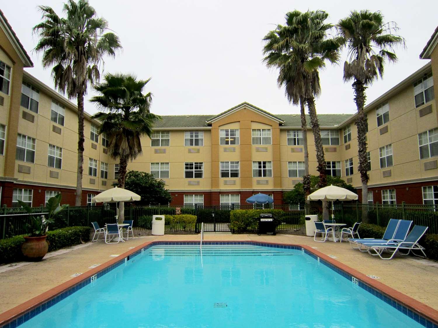 Pool view Extended Stay America - Tampa - Airport - N. West Shore Blvd