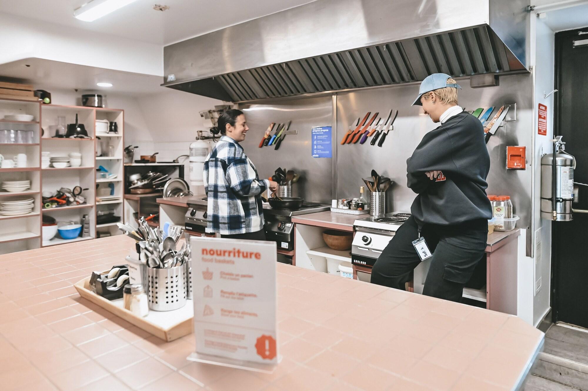 Restaurant Auberge Saintlo Montréal  - Hostel