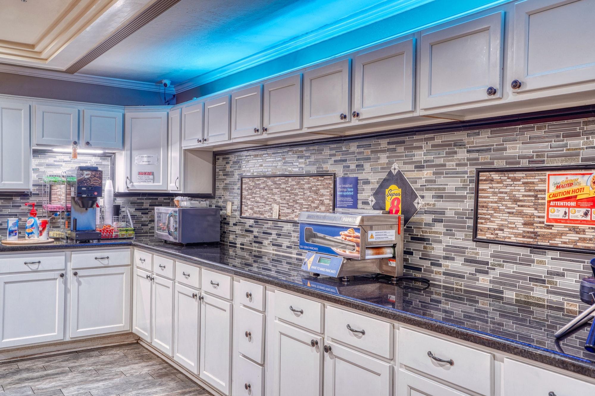Restaurant Super 8 by Wyndham Houston/NASA