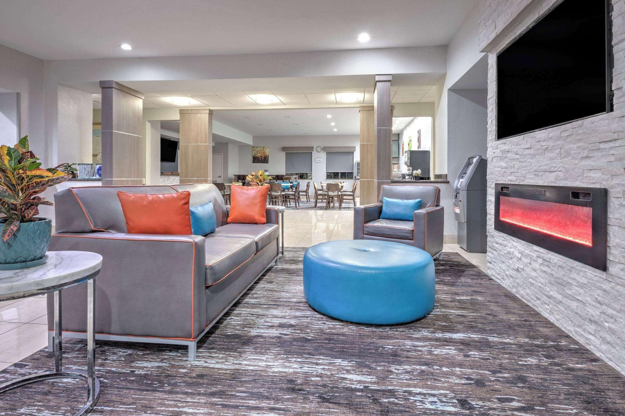 Vista Lobby La Quinta Inn & Suites by Wyndham Alvarado