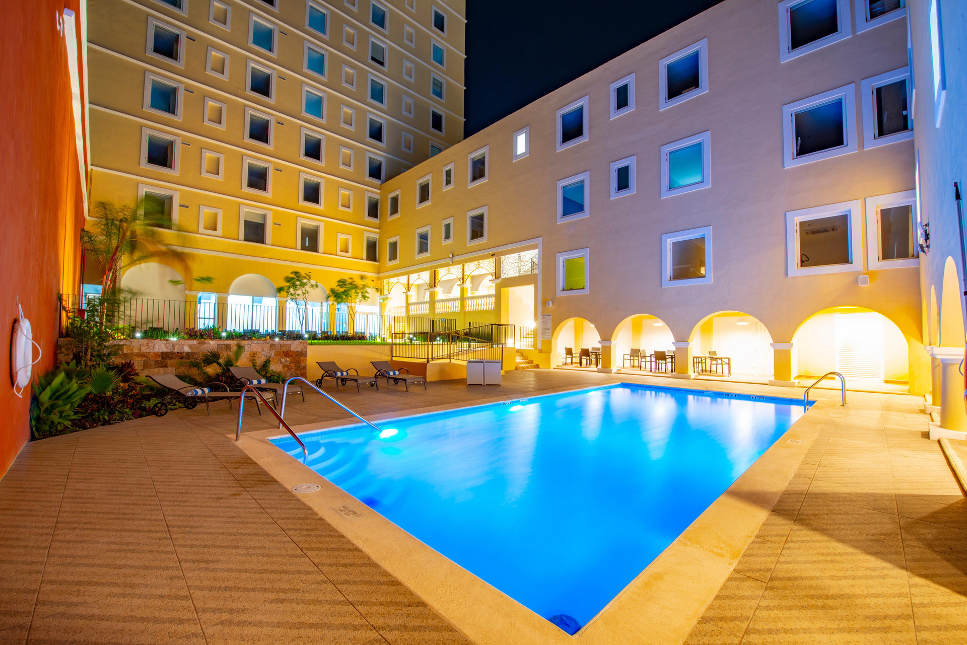 Vista Piscina Holiday Inn Express Merida Centro by IHG