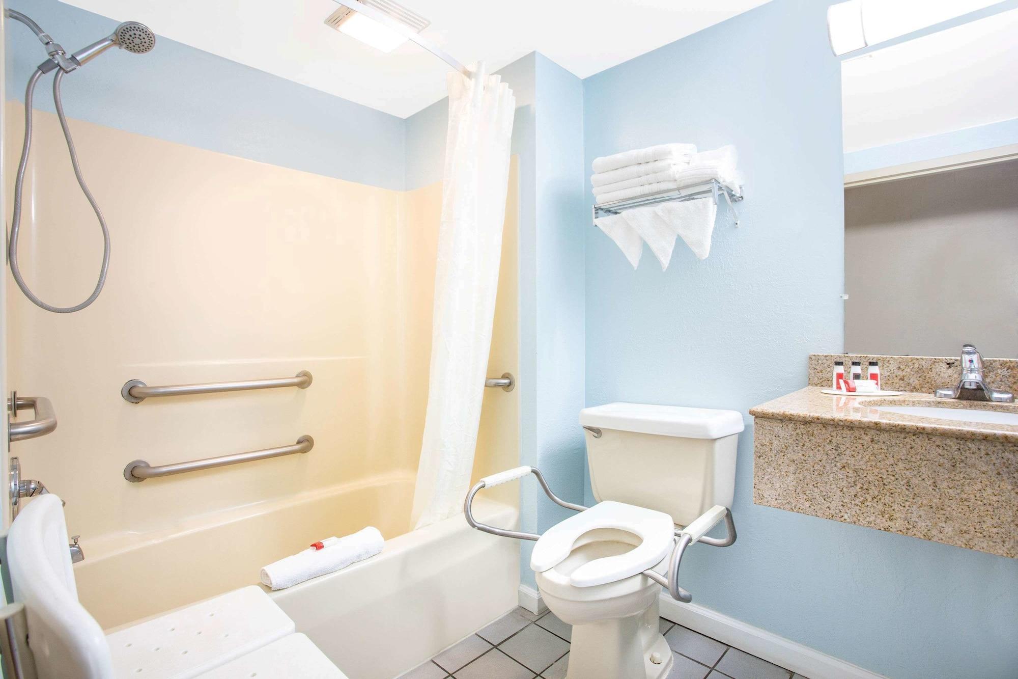 Equipamiento de Habitación Days Inn by Wyndham Lancaster PA Dutch Country