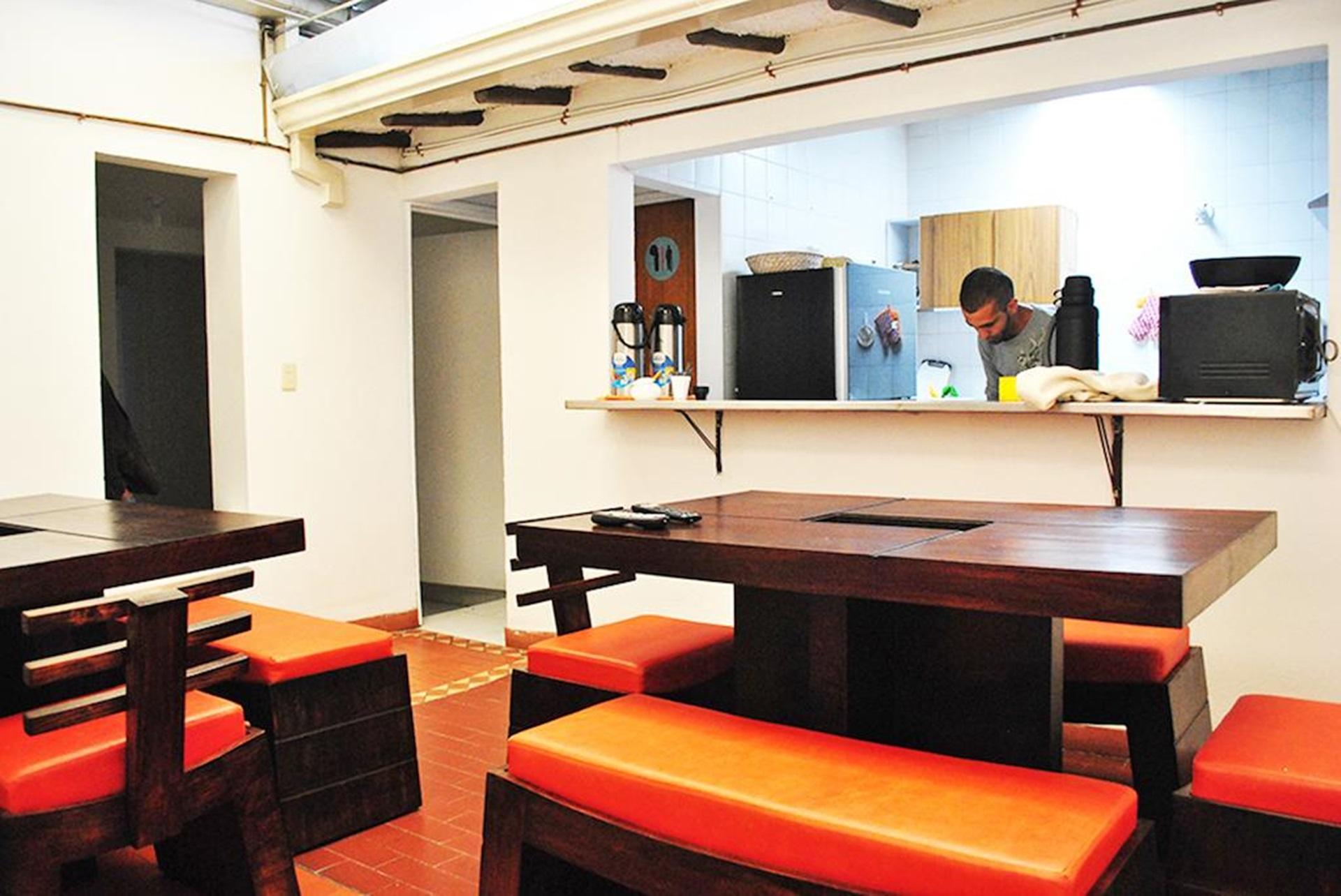 Bar/Salón 82 Hostel
