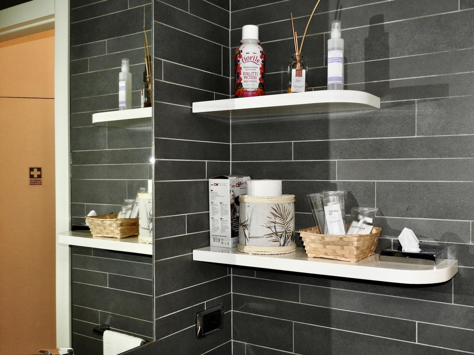 Varios Sole tra i pini - foresteria lombarda