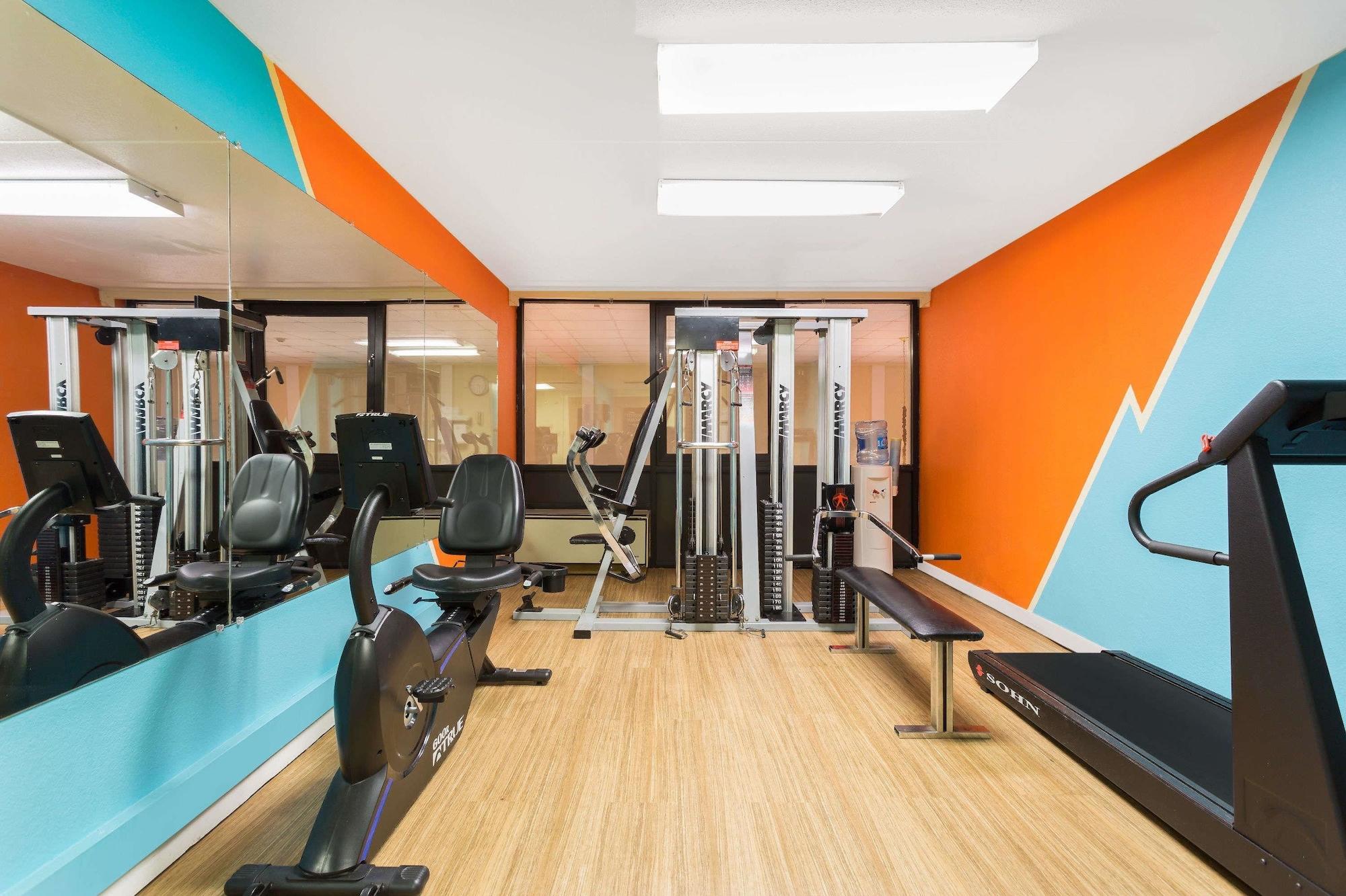 Gimnasio Howard Johnson by Wyndham Williamsburg