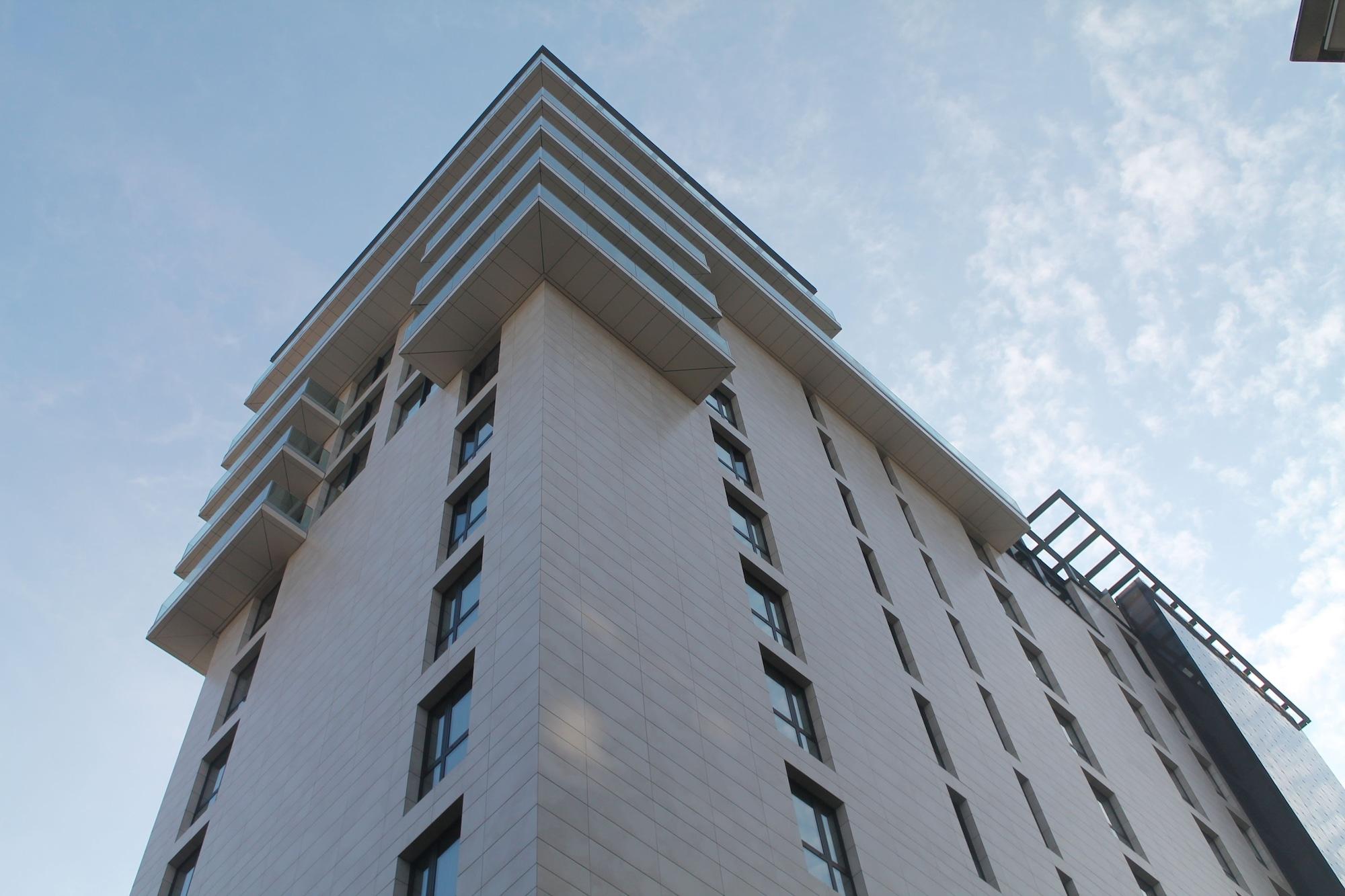 Vista Exterior Uptown Palace