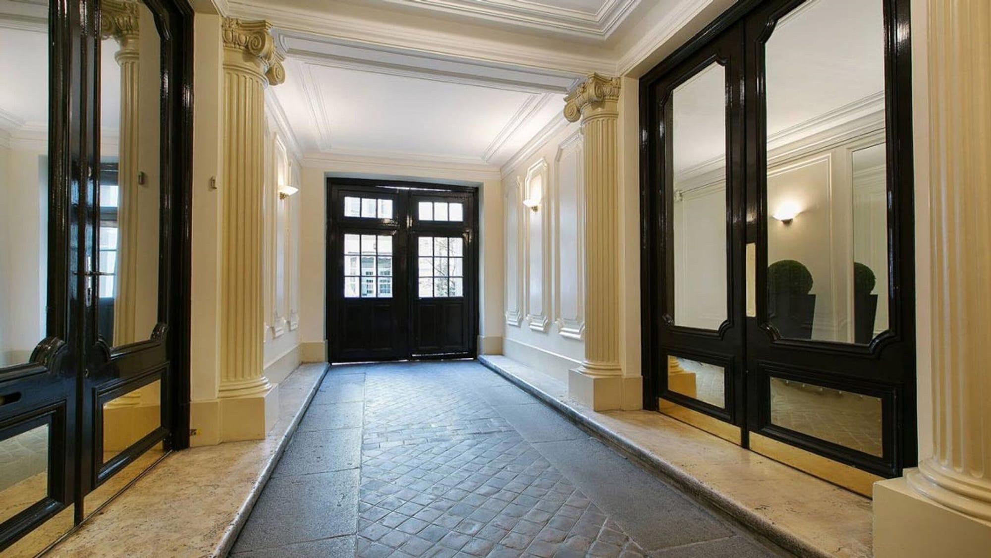 Vista do lobby Paris Square