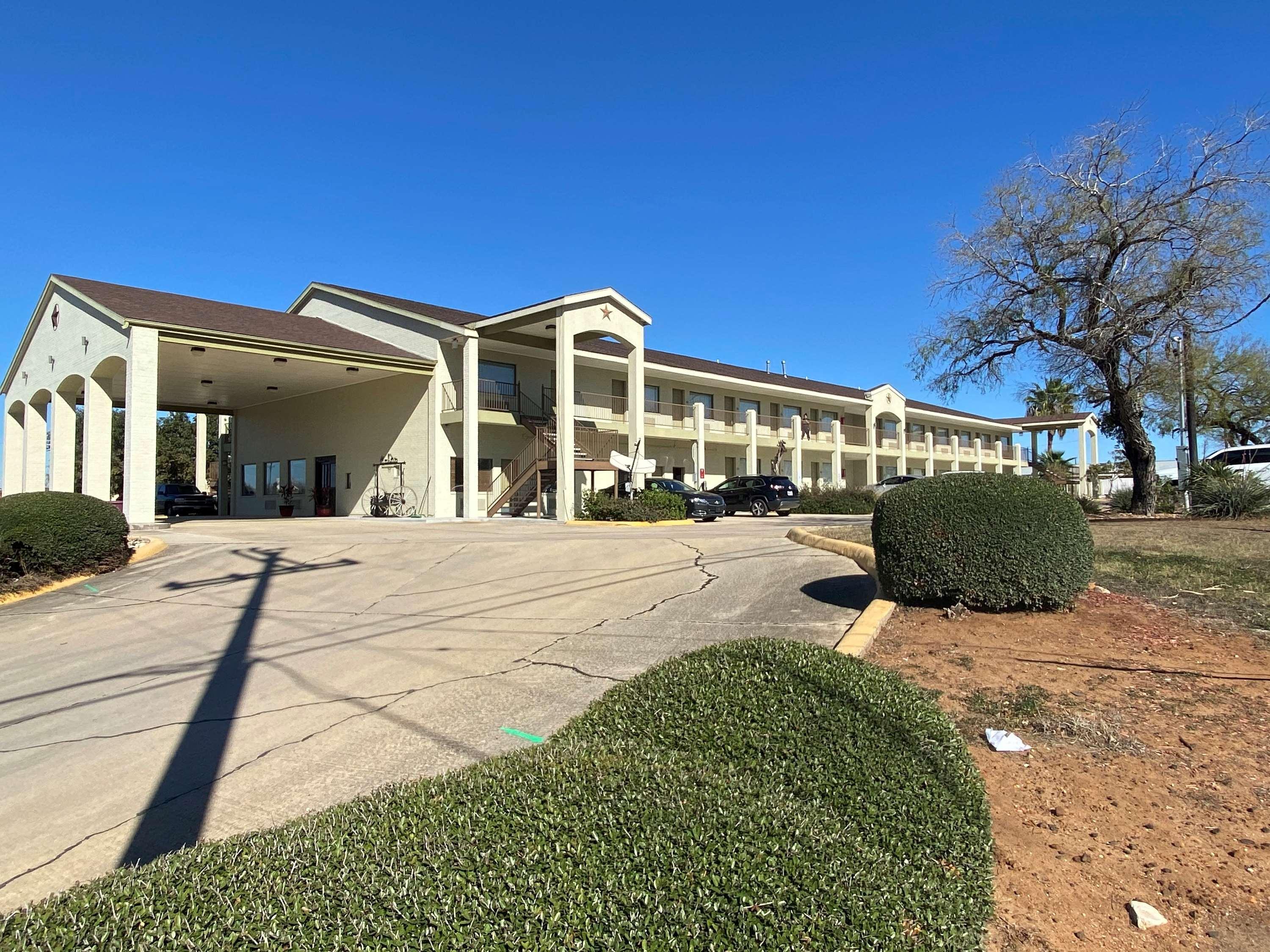 Vista Exterior SureStay by Best Western Floresville